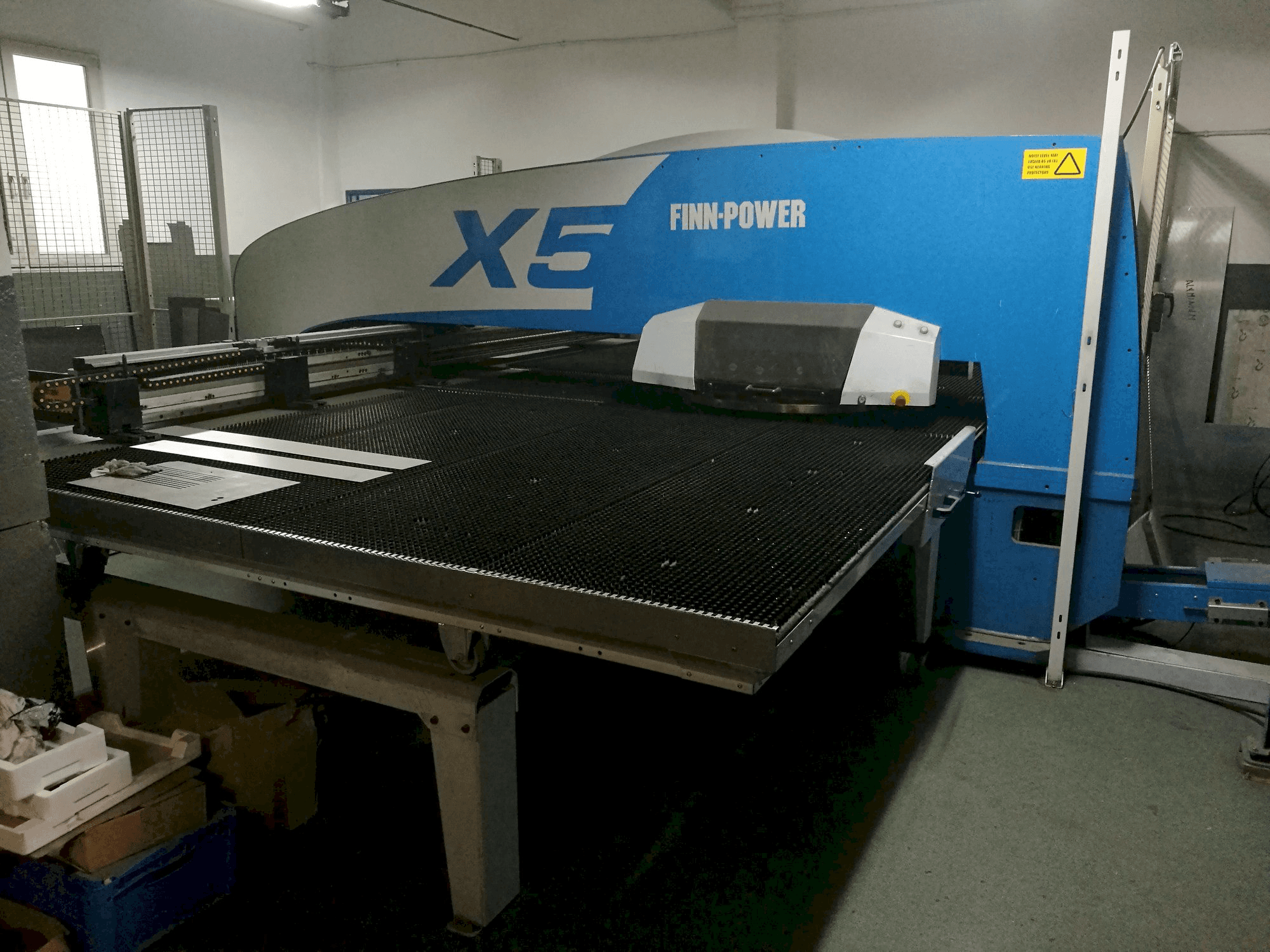 Linkerzijdeaanzicht van Finn-Power X5 12 06 machine