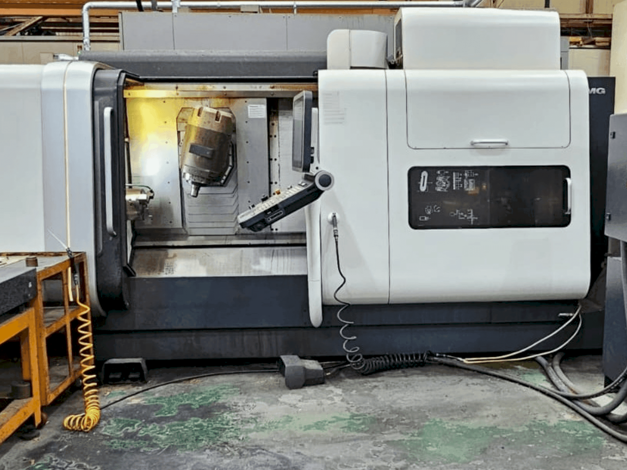 Vooraanzicht van DMG MORI CTX 1250 TC machine