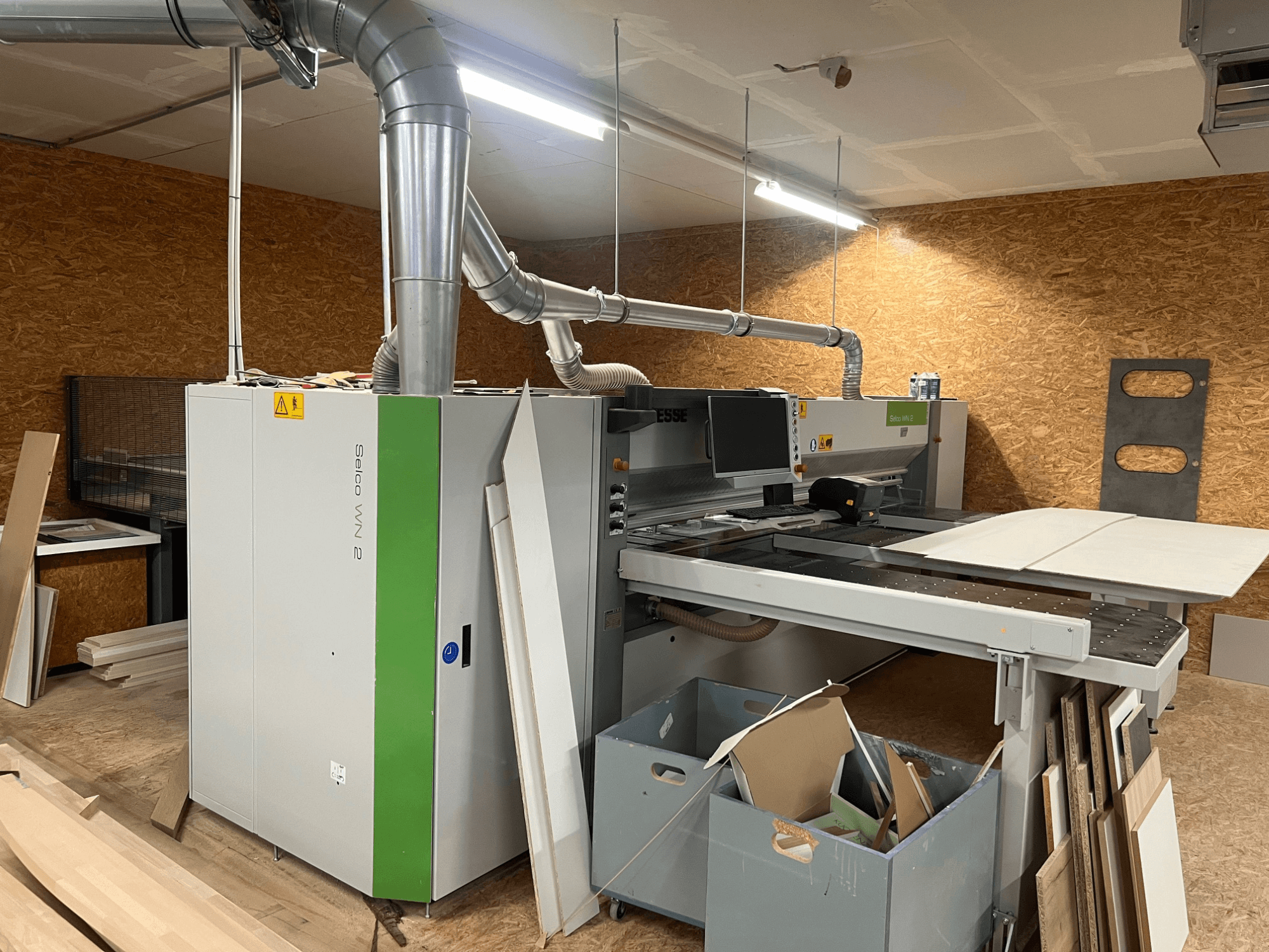 BIESSE Selco WN 2 paneelzaag in een werkplaats, met een grote zaagtafel en stofafzuiging, zijaanzicht.