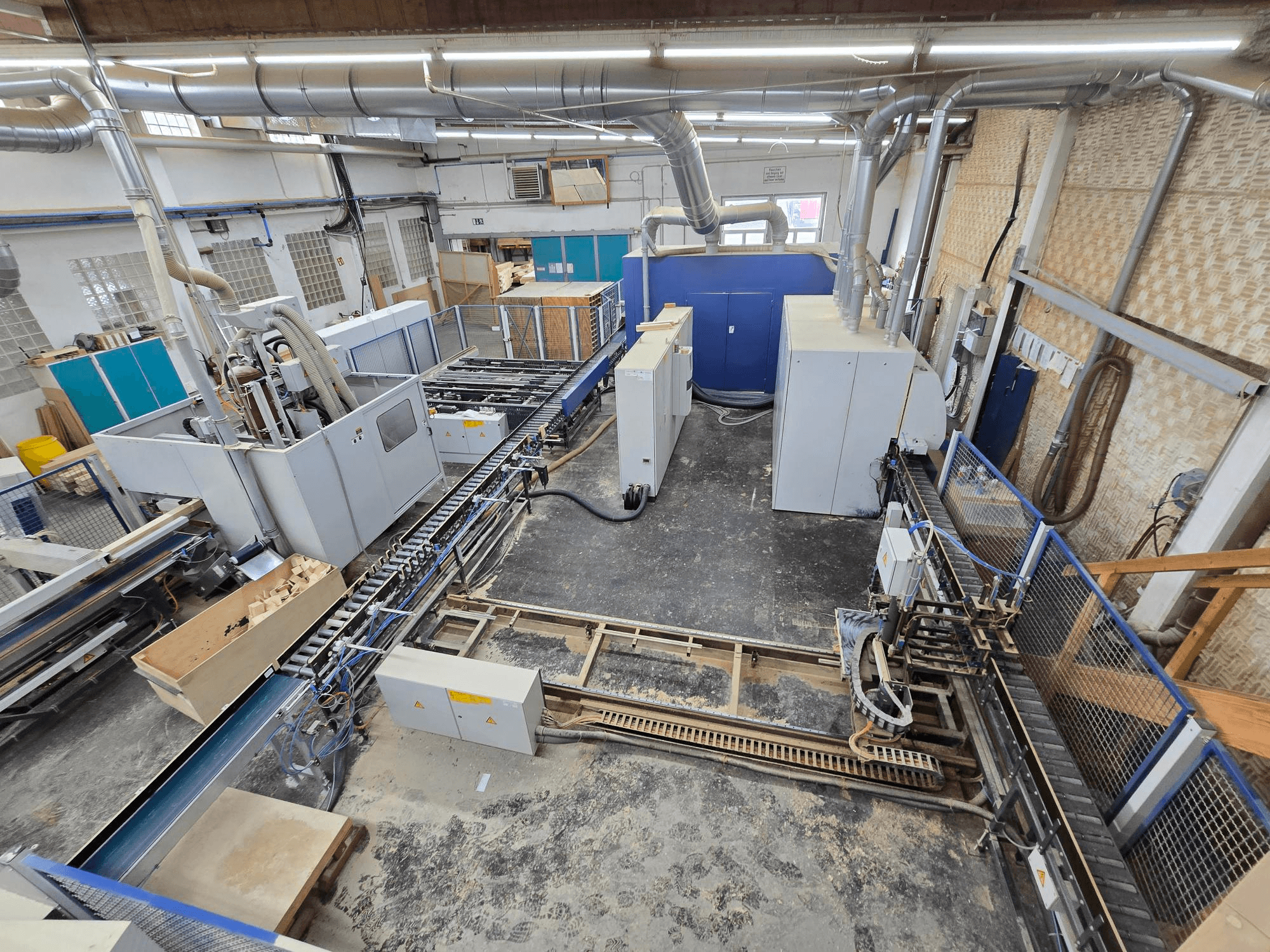 WEINIG DIMTER Unirex 2000 SPB complete houtproductielijn in een fabrieksomgeving, bovenaanzicht van machines en transportsysteem.