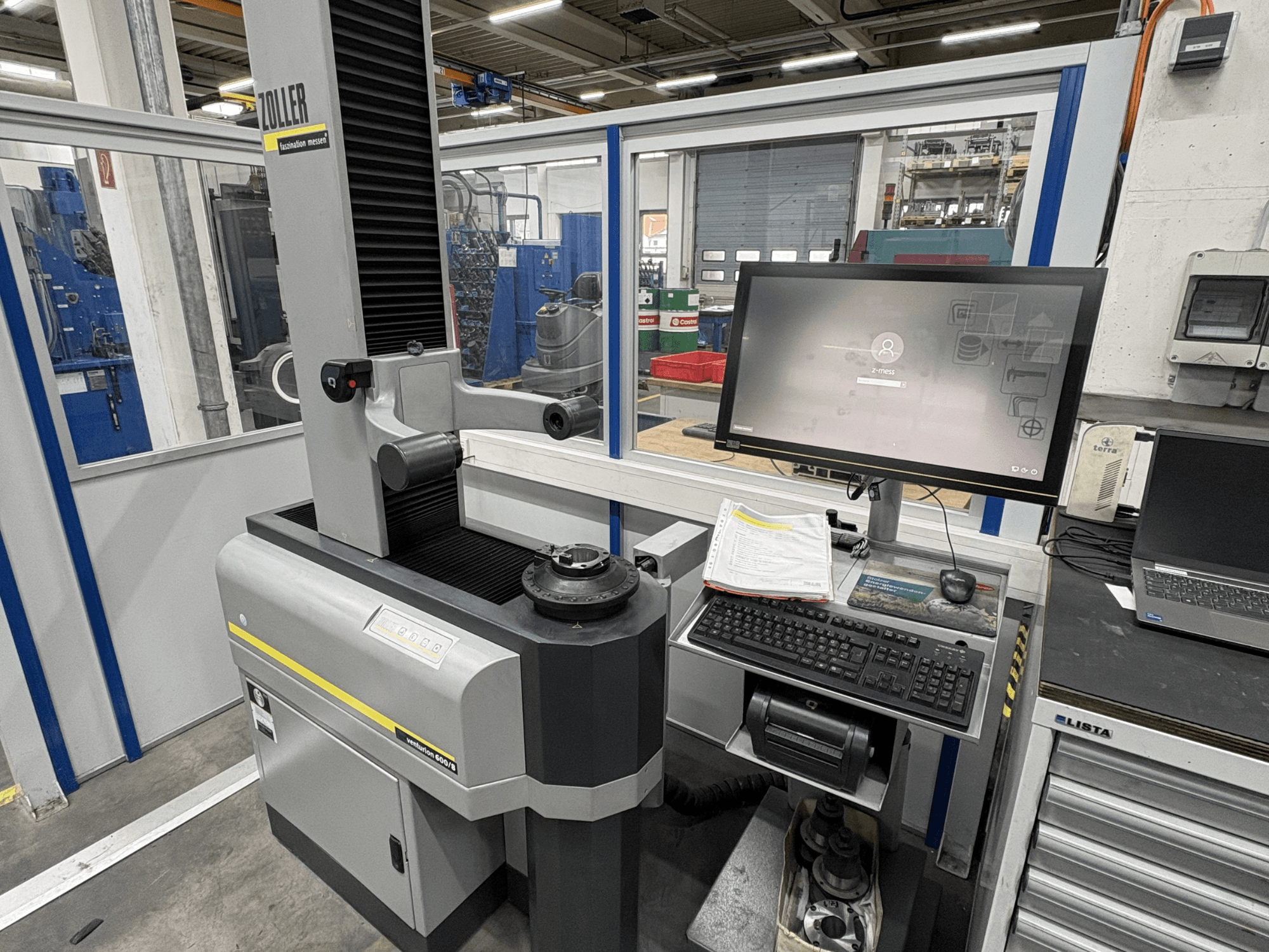 Zoller Venturion 600/8 optische meetmachine in een werkplaats, met monitor, toetsenbord en meetplatform in zijaanzicht.