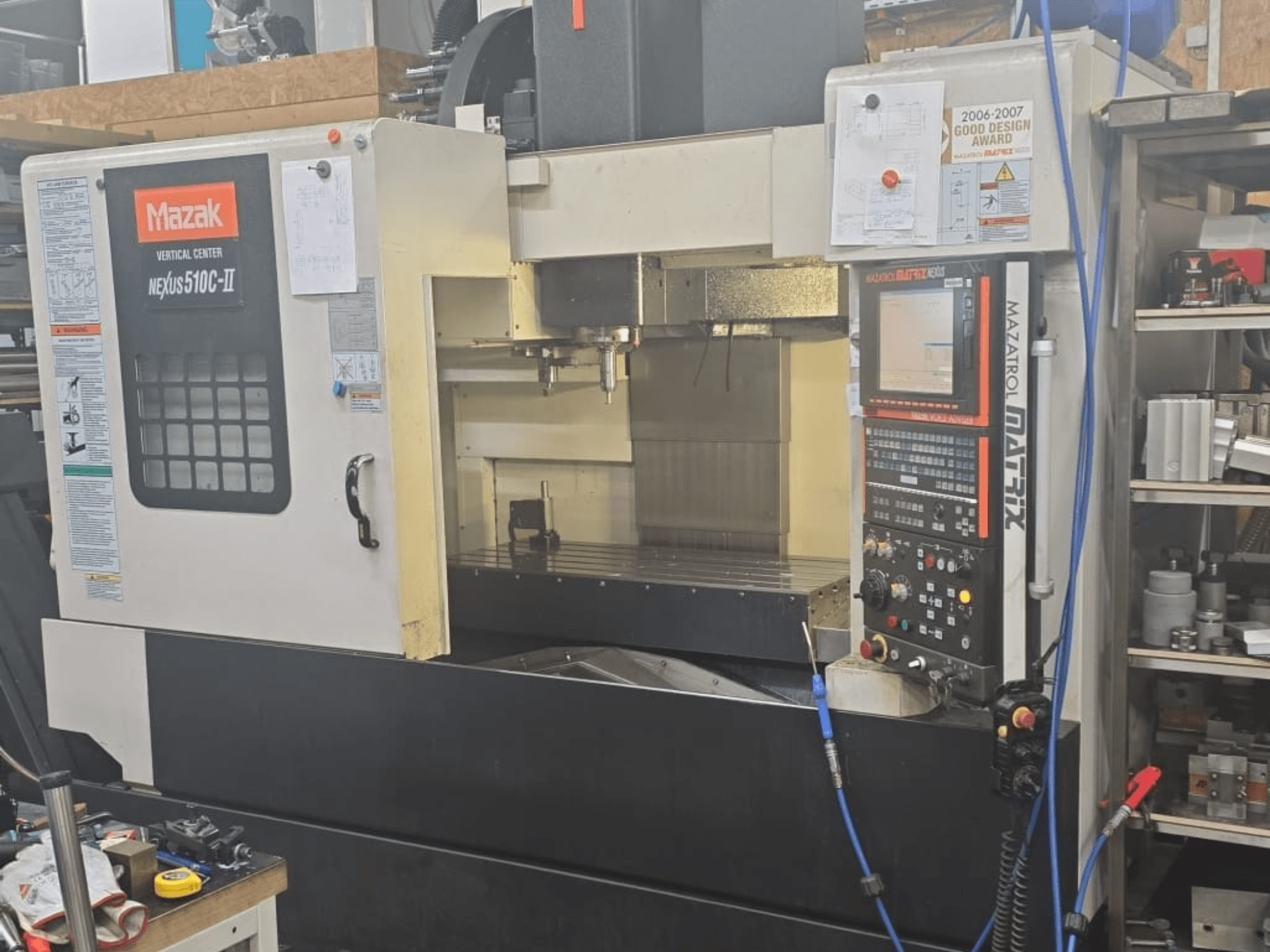 Mazak VERTICAL CENTER NEXUS 510C-II, vooraanzicht met bedieningspaneel, bewerkingsgebied en bedieningsfuncties.