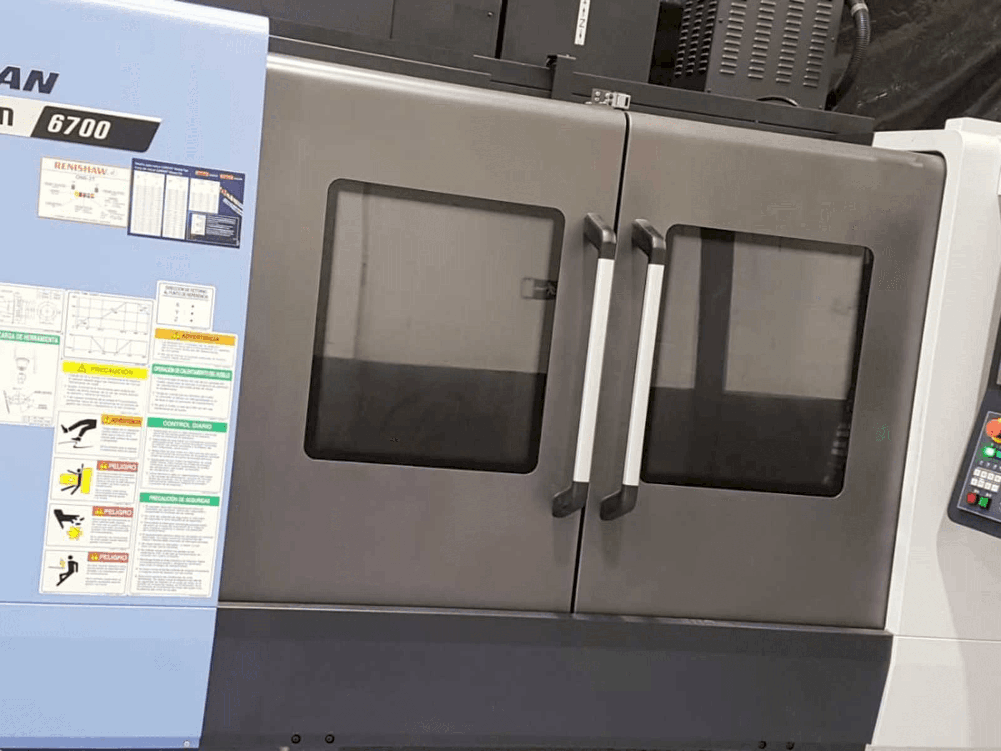 Vooraanzicht van Doosan DNM 6700 machine