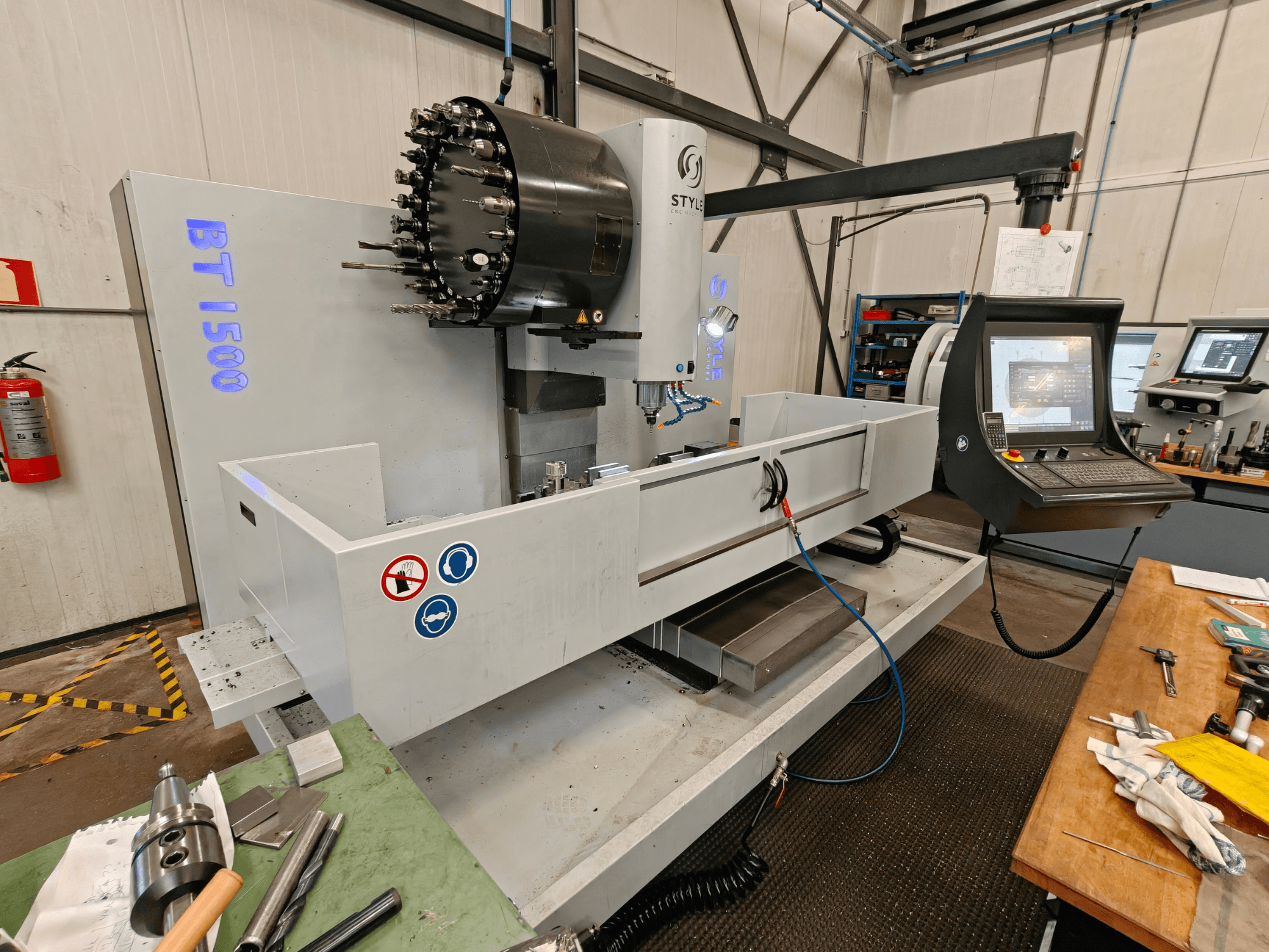 Verticaal bewerkingscentrum STYLE BT 1500 in een werkplaats, met een bedieningspaneel, gereedschaphouder en werkgebied.