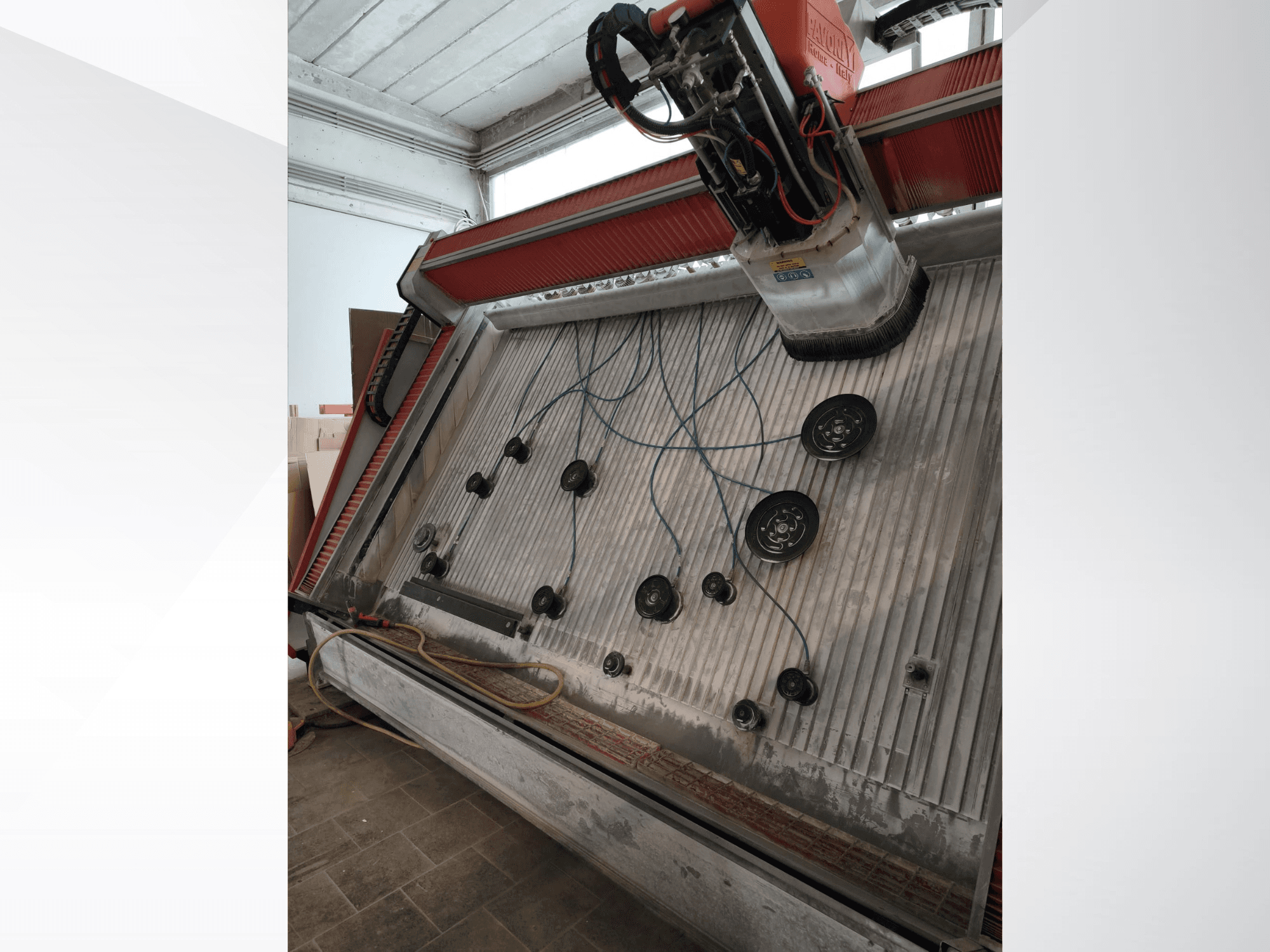PAVONI V2400 Open Top verticaal bewerkingscentrum, gezien vanuit een hoek die het werkgebied en de mechanische onderdelen laat zien.