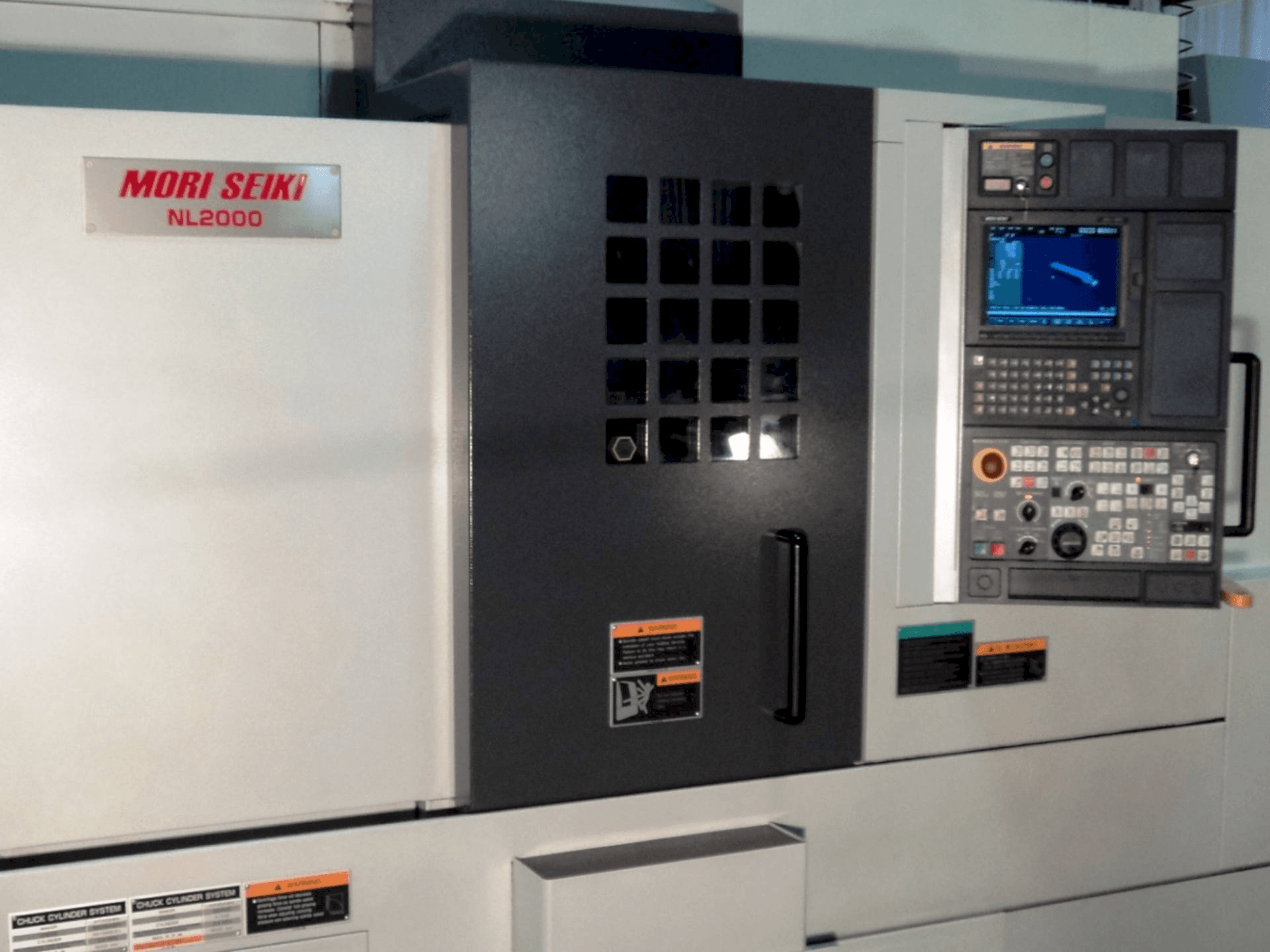 Vooraanzicht van MORI SEIKI NL 2000 SY machine