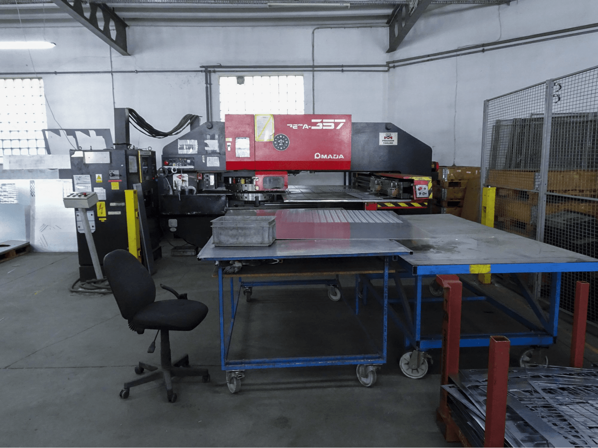 Vooraanzicht van AMADA PEGA 357 machine