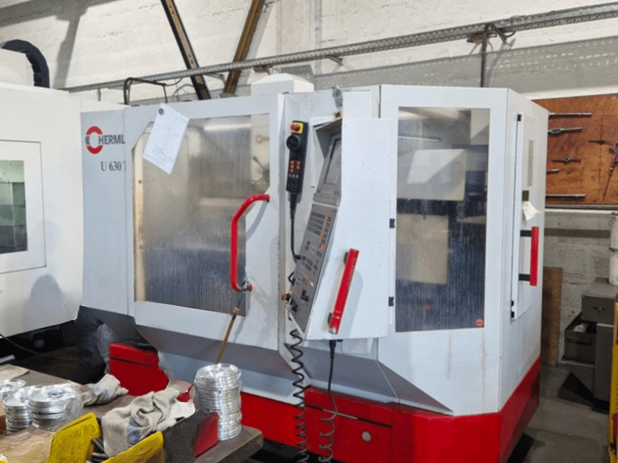 HERMLE U 630 T universeel bewerkingscentrum in vooraanzicht, met een open deur en bedieningspaneel met zichtbare knoppen en gereedschappen.