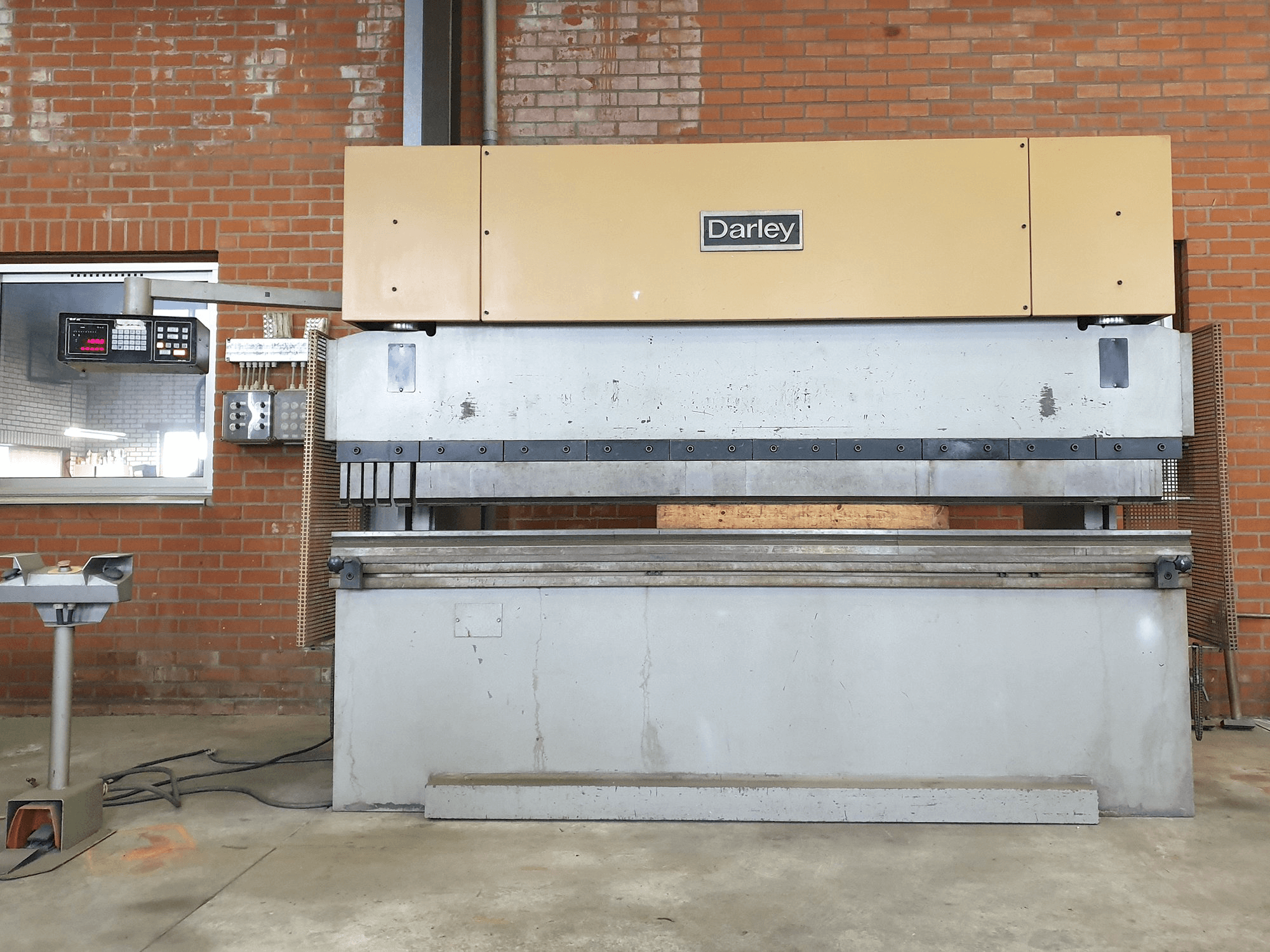 Vooraanzicht van Darley EHP 110 31/25 machine