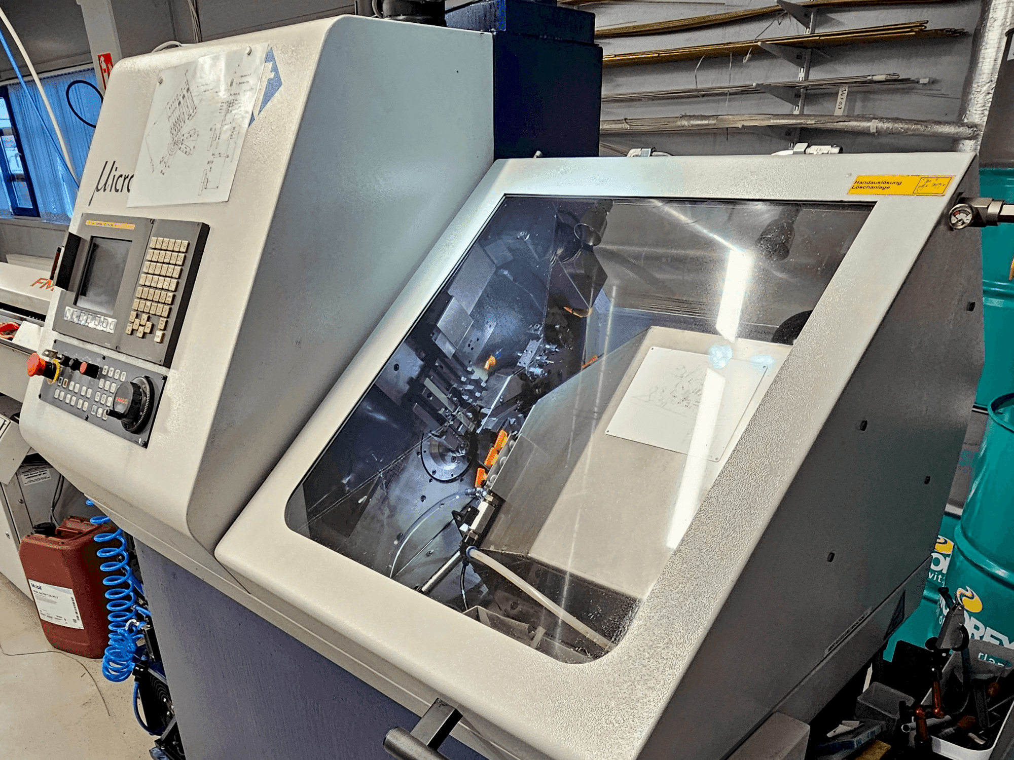 Vooraanzicht van TORNOS Micro 8 machine