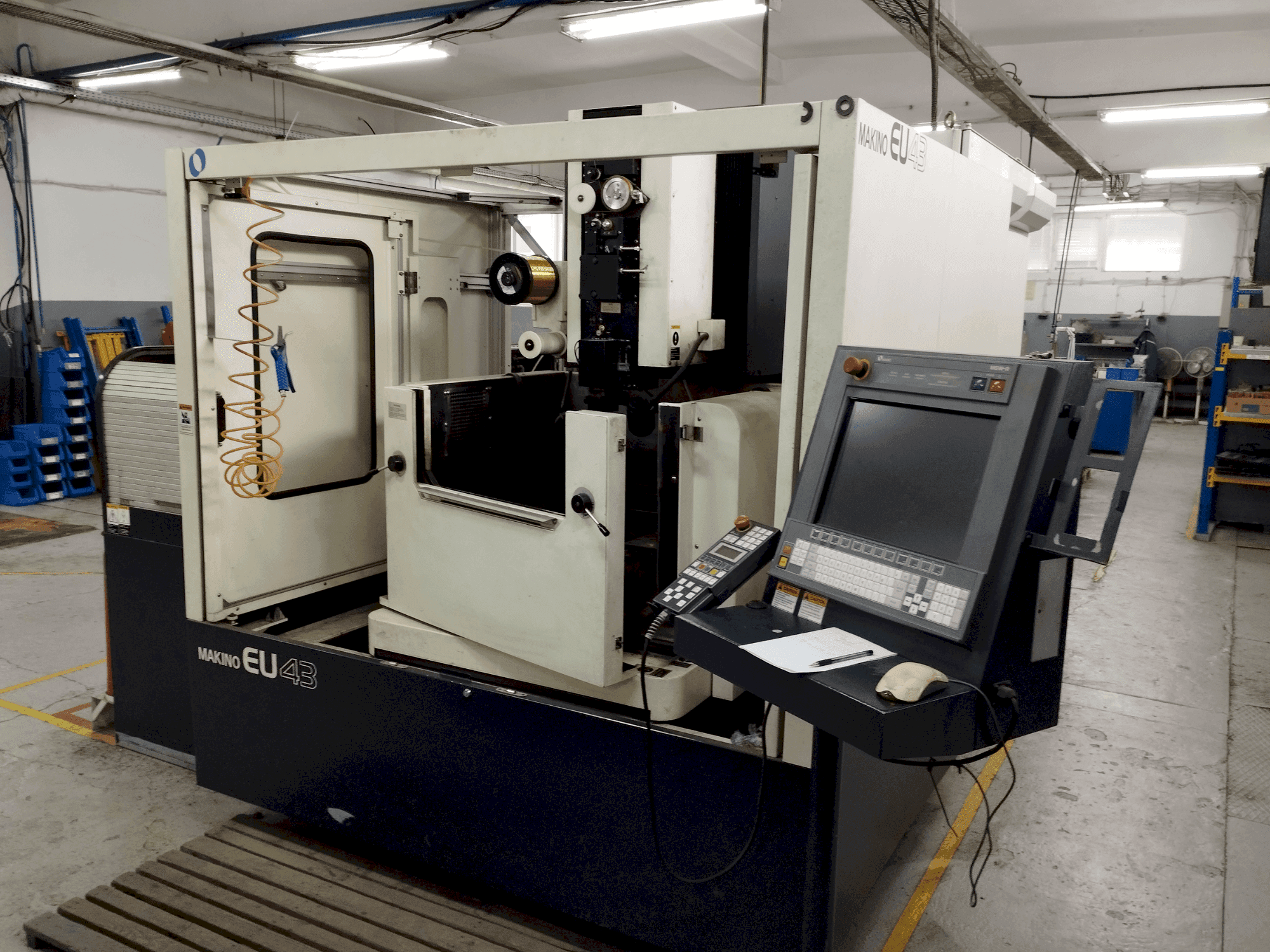 Vooraanzicht van Makino EU43 machine