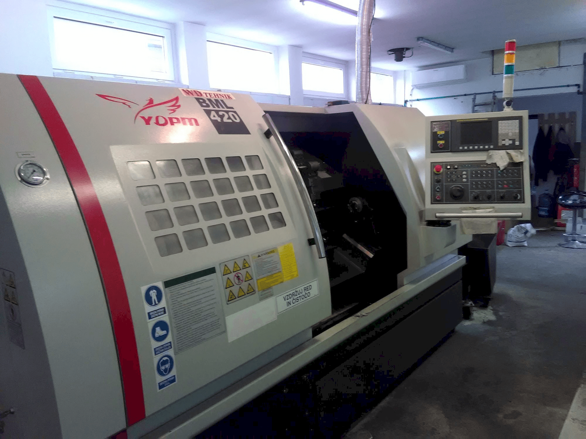Linkerzijdeaanzicht van Yida BML-420 machine