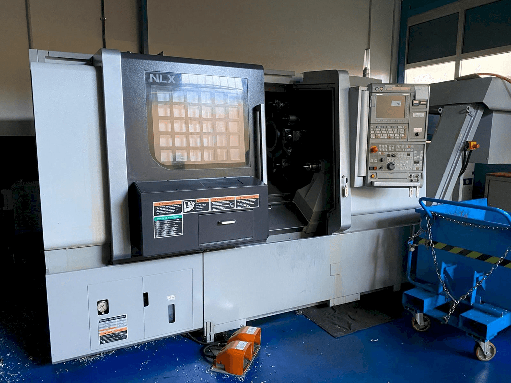 Vooraanzicht van MORI SEIKI NLX 2500/MC700 machine