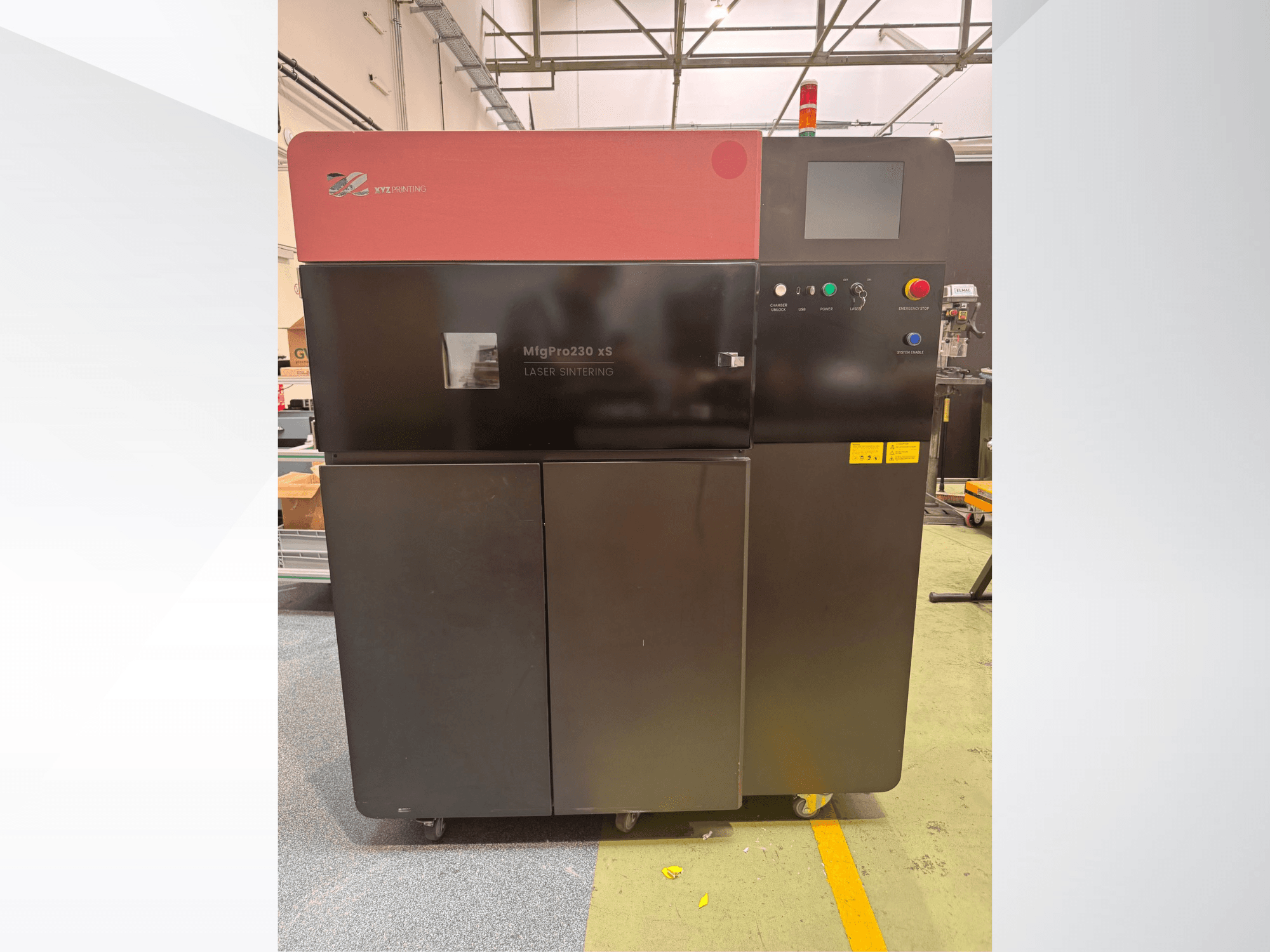 XYZprinting MfgPro230 xS kunststof 3D printer in vooraanzicht, met bedieningspaneel en waarschuwingslampjes.