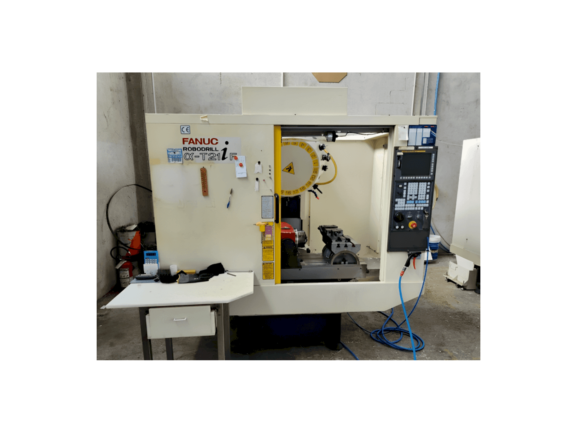 Vooraanzicht van FANUC Robodrill Alpha T21iF machine