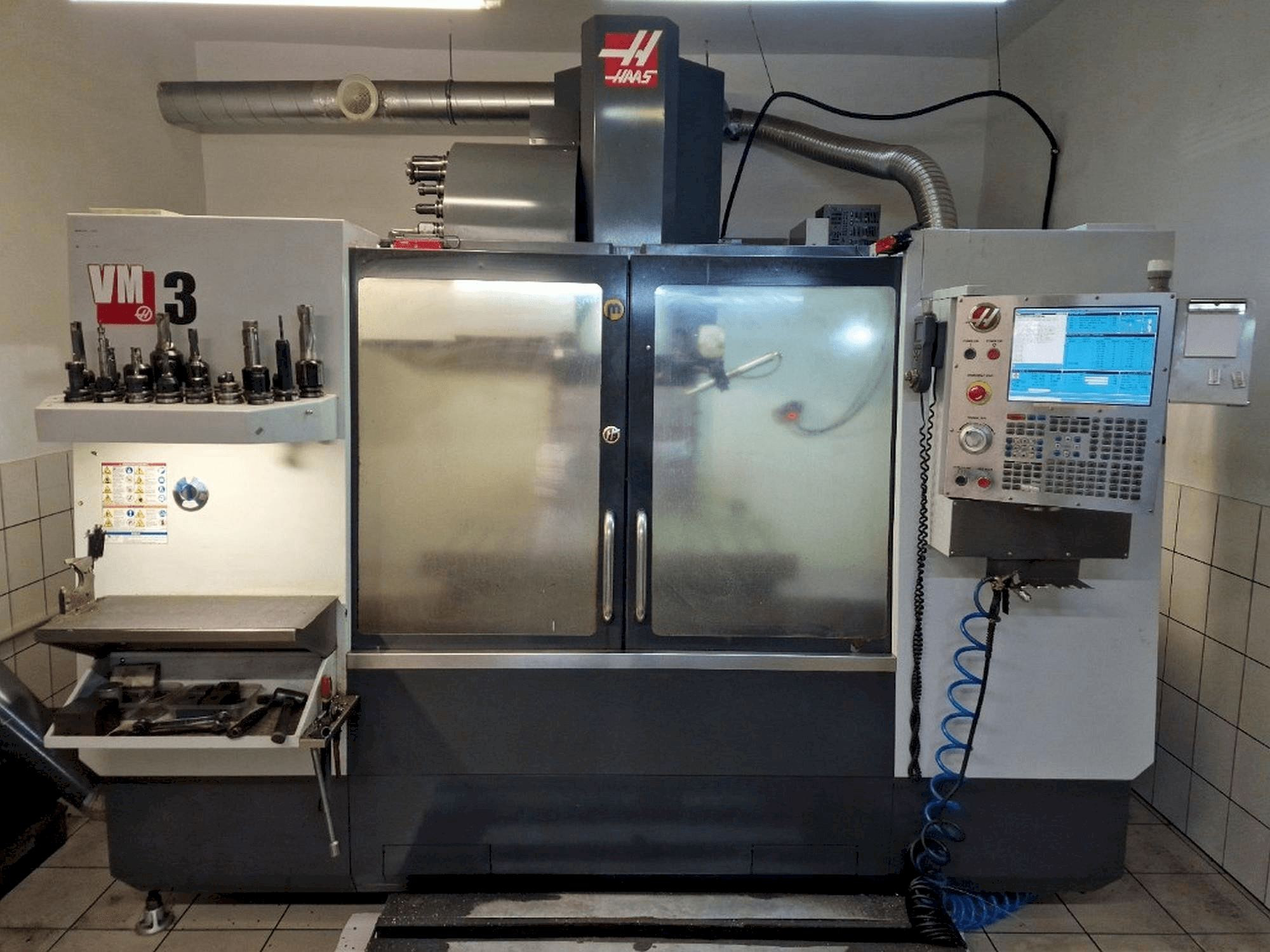 Vooraanzicht van HAAS VM-3 machine
