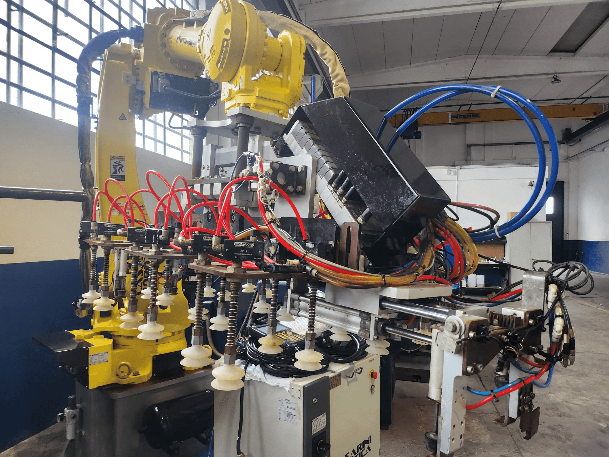 Hyundai Hi 5a-S robotarm in vooraanzicht, met meerdere slangen, besturingsonderdelen en een complexe opstelling van kabels.