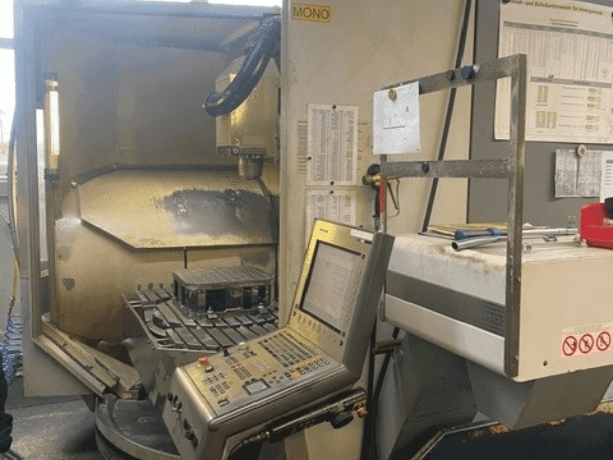 Vooraanzicht van DECKEL MAHO DMU 80 monoBLOCK simultan machine