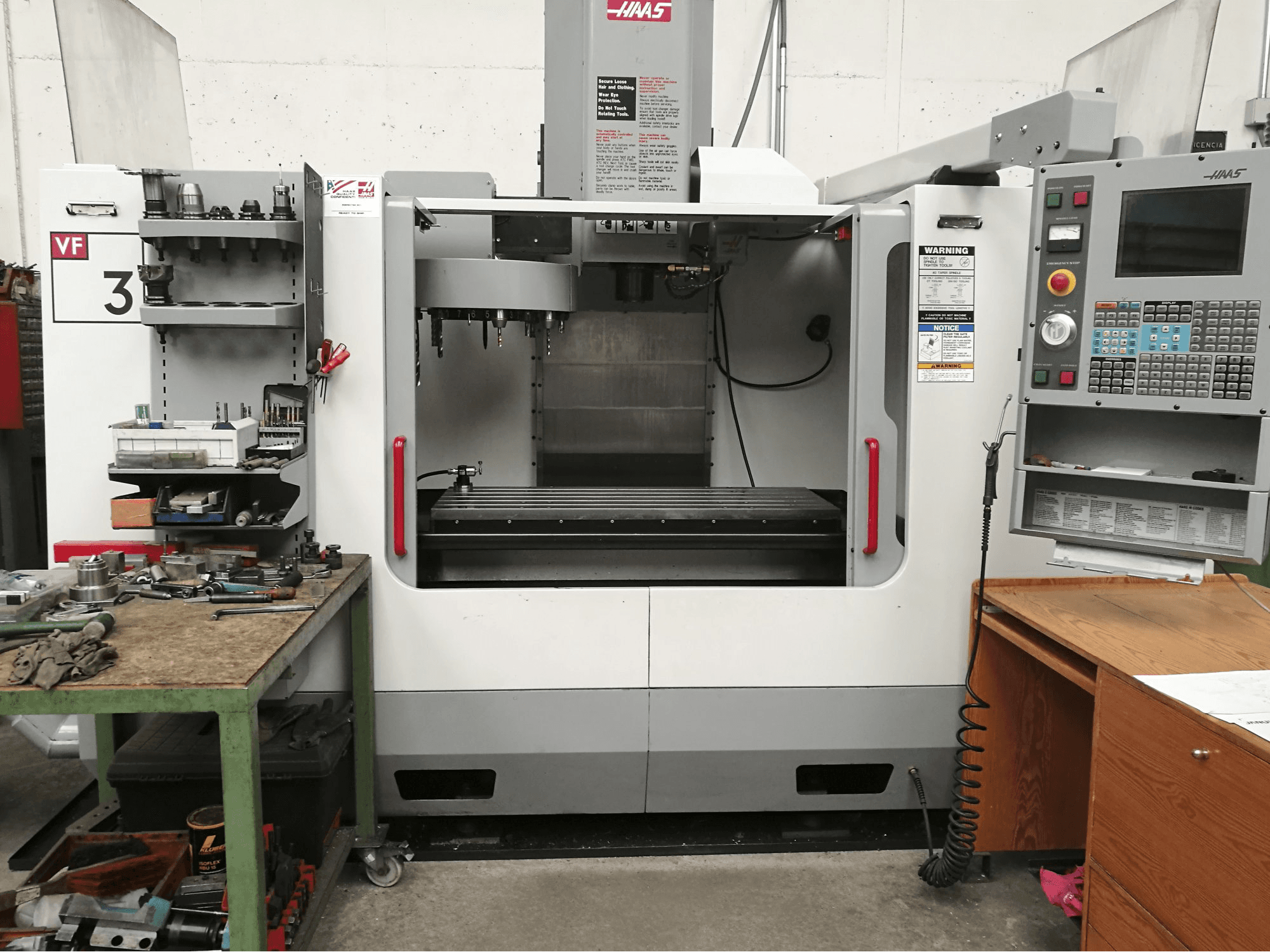 Links zicht van HAAS VF-3BHE machine