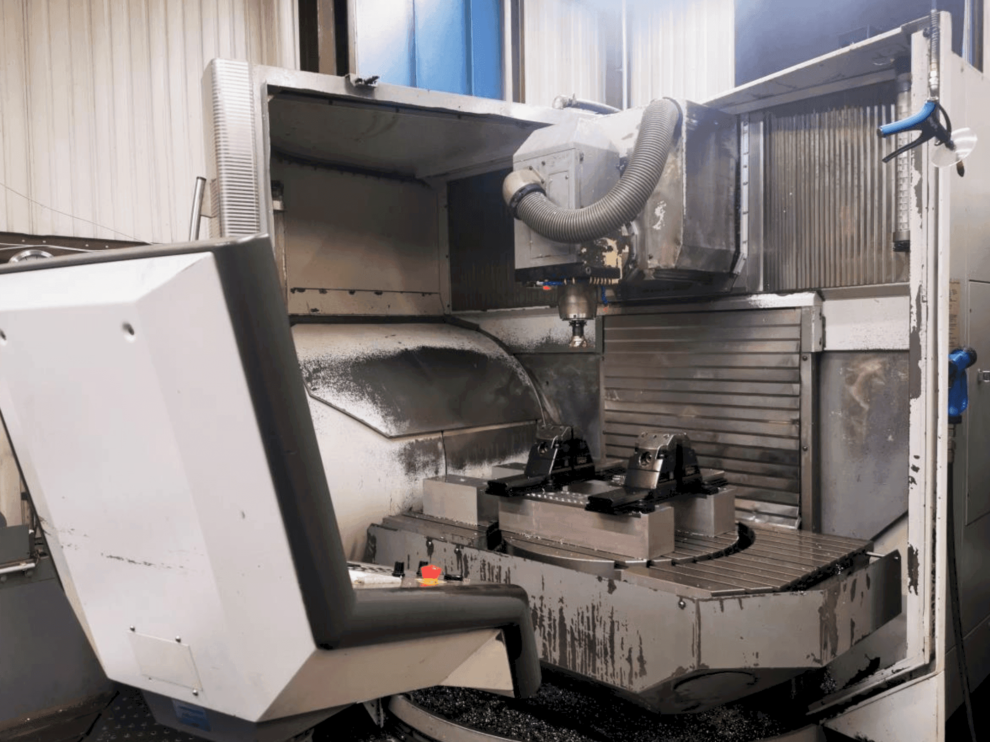 Werkruimte van DECKEL MAHO DMU 100T machine