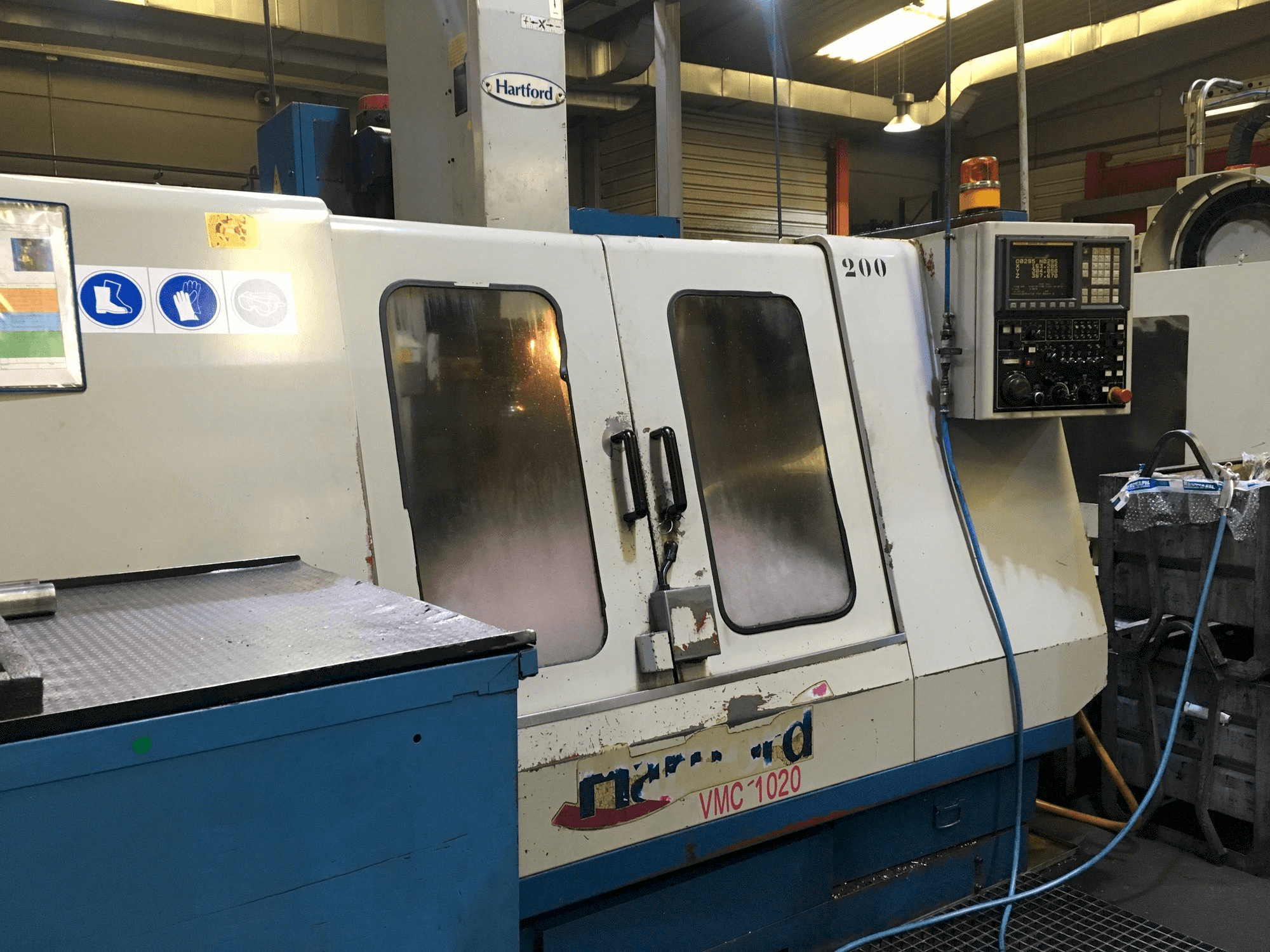 Vooraanzicht van Hartford VMC-1020S machine