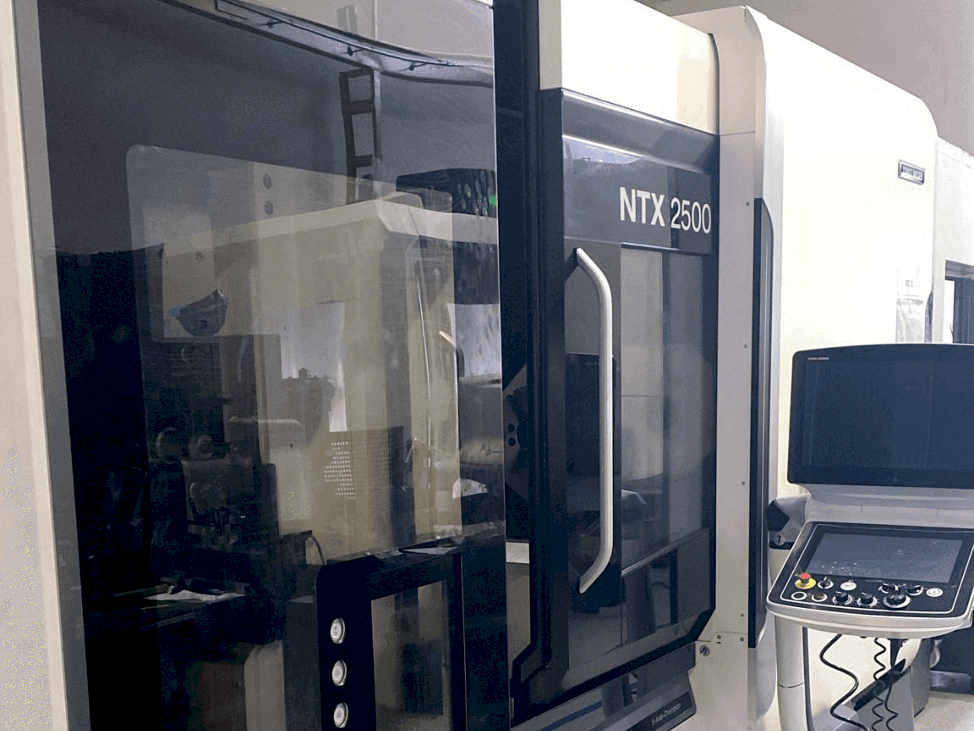 Vooraanzicht van DMG MORI NTX2500 / 1500 machine