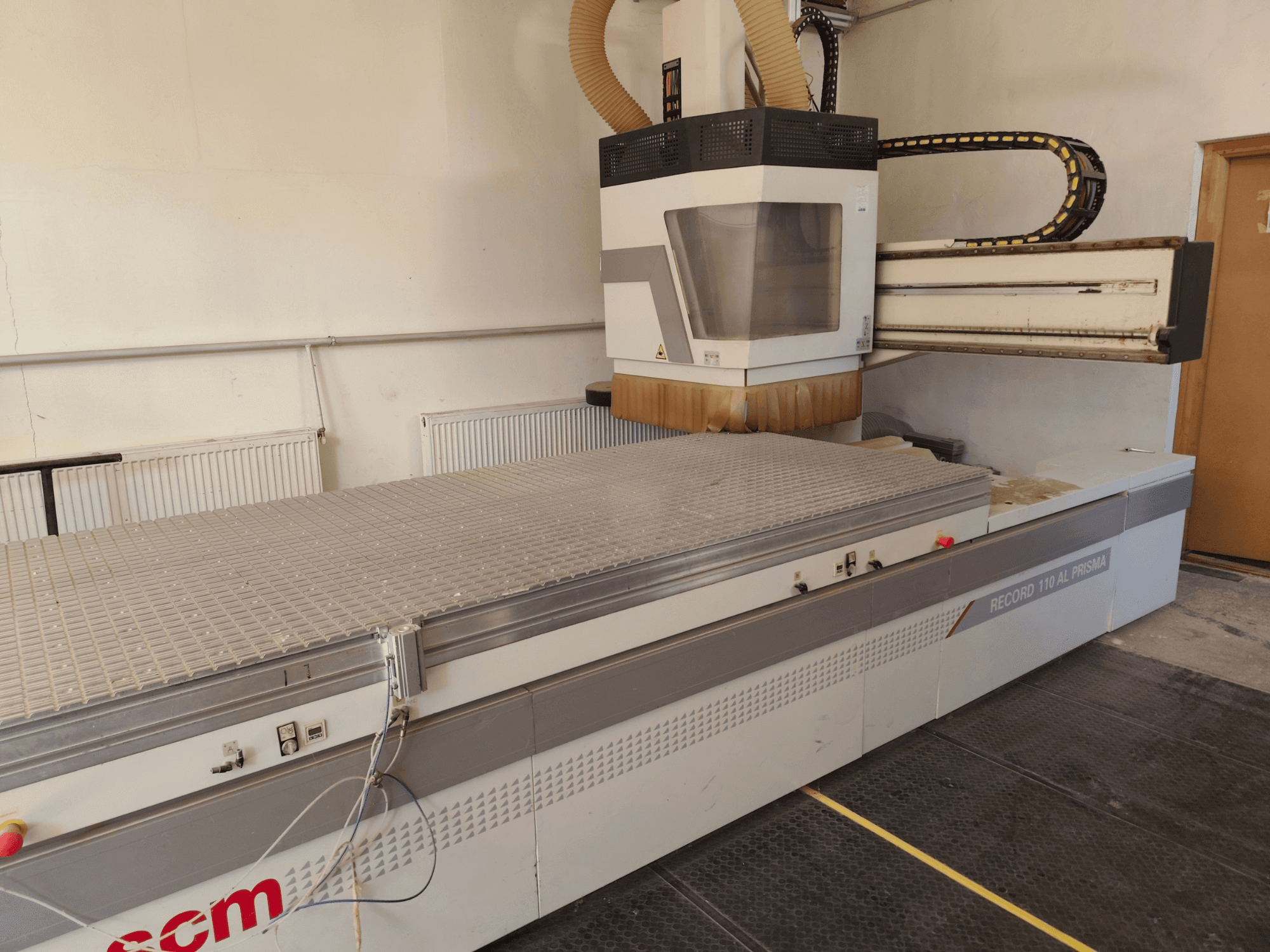CNC-houtbewerkingscentrum SCM Record 110AL, zijaanzicht met de grote werktafel en de freeskop.