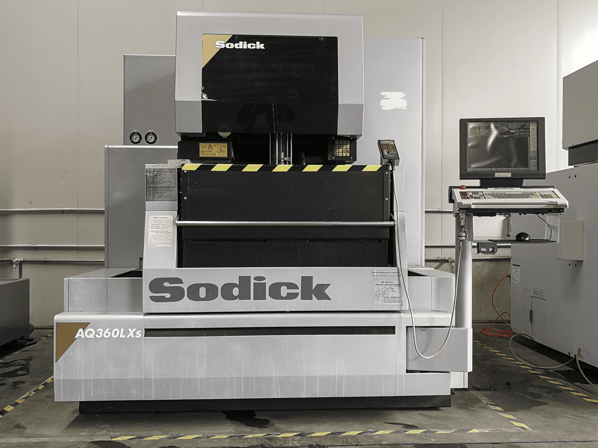 Vooraanzicht van Sodick AQ360LXS machine