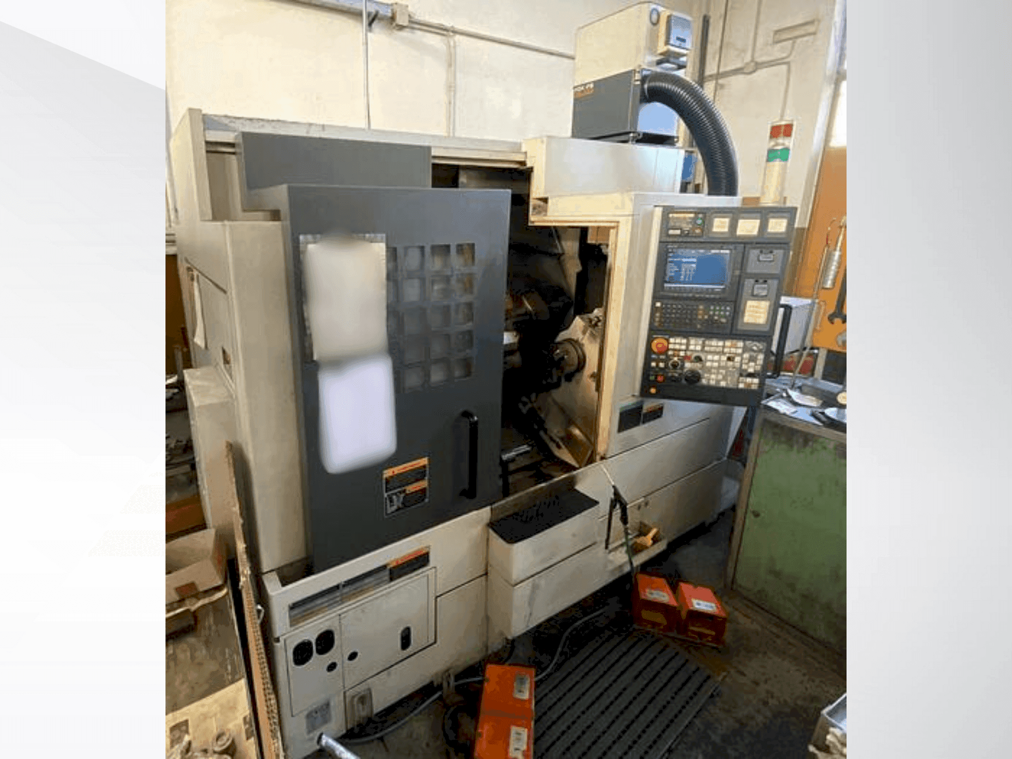 Vooraanzicht van MORI SEIKI NL 2000 SY machine