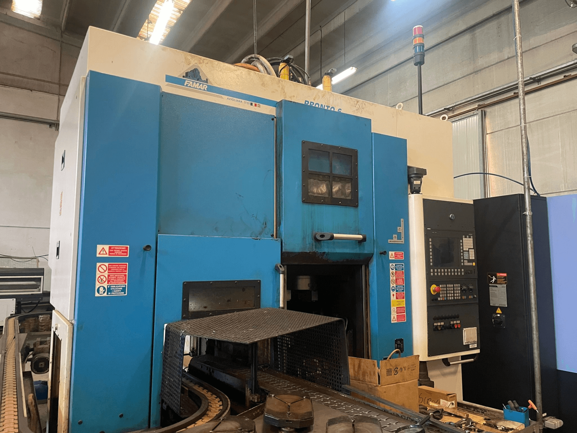 Famar Pronto 6 verticale draaimachine in een werkplaats, zijaanzicht, met bedieningspaneel, bedieningsfuncties en veiligheidslabels.