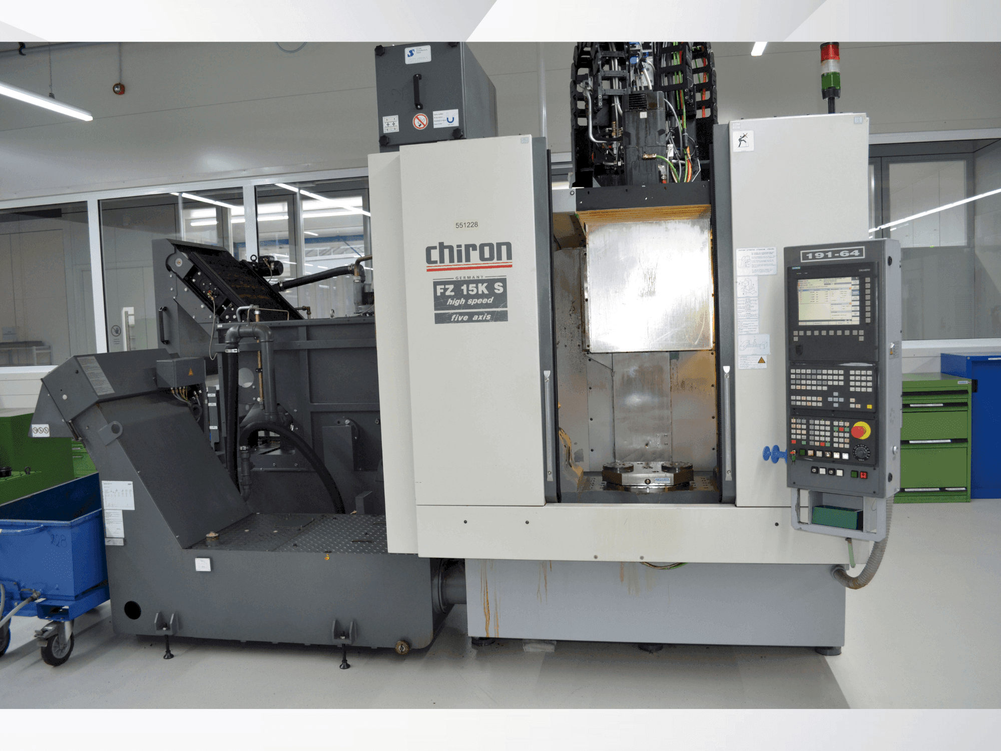 Vooraanzicht van CHIRON FZ 15KS five axis high speed machine