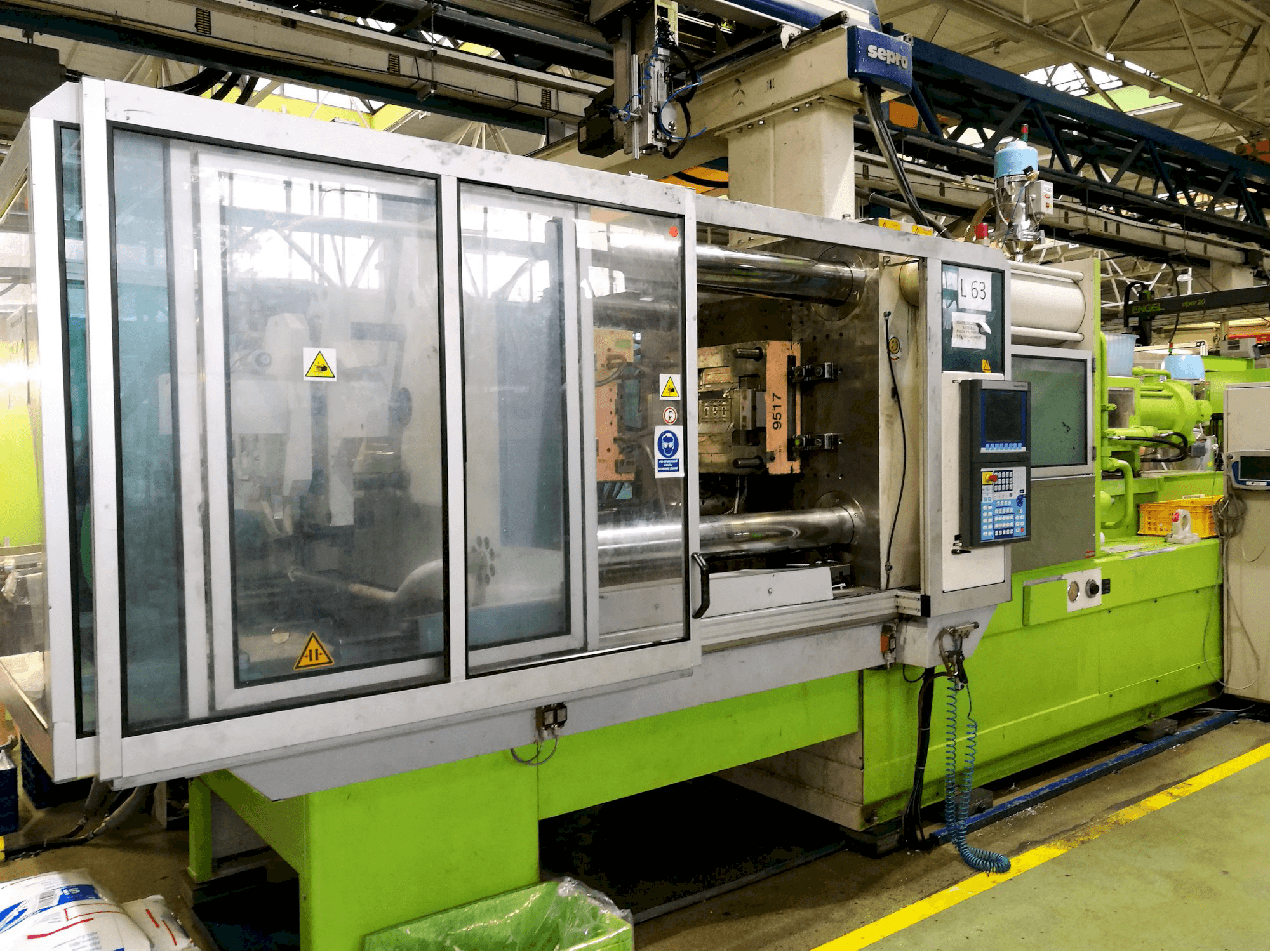 Links zicht van Krauss Maffei 420-1900 C2 machine