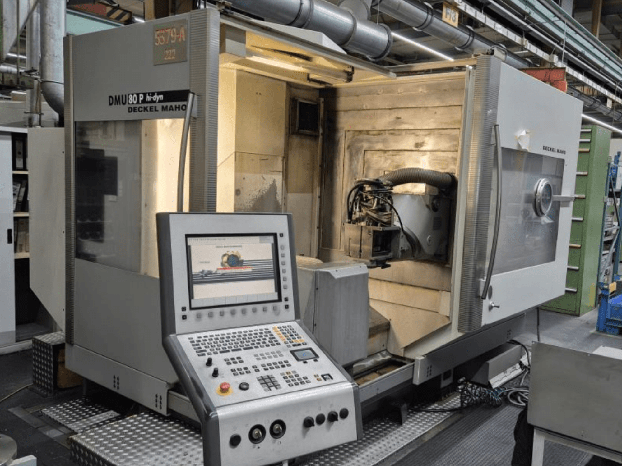 Universeel bewerkingscentrum DECKEL MAHO DMU 80P hi-dyn, vooraanzicht met bedieningspaneel en binnenwerkruimte.