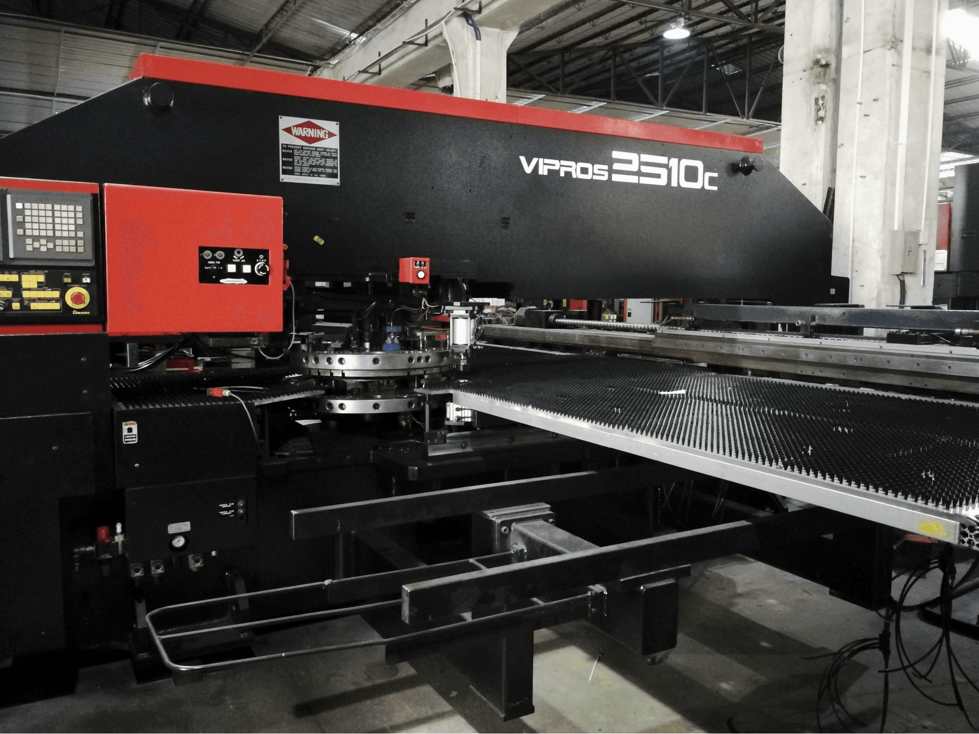 Achteruitzicht van AMADA Vipros 2510C machine