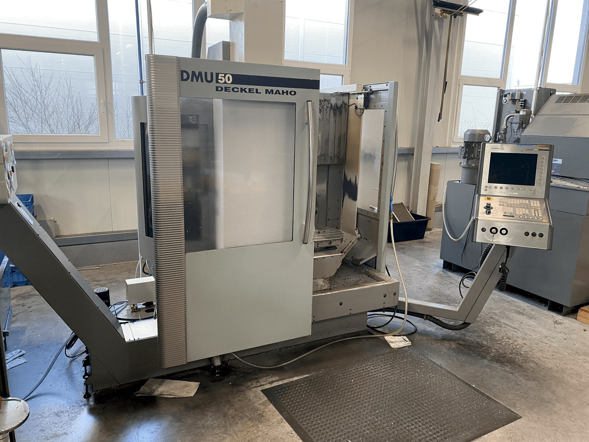 Vooraanzicht van DECKEL MAHO DMU 50 machine