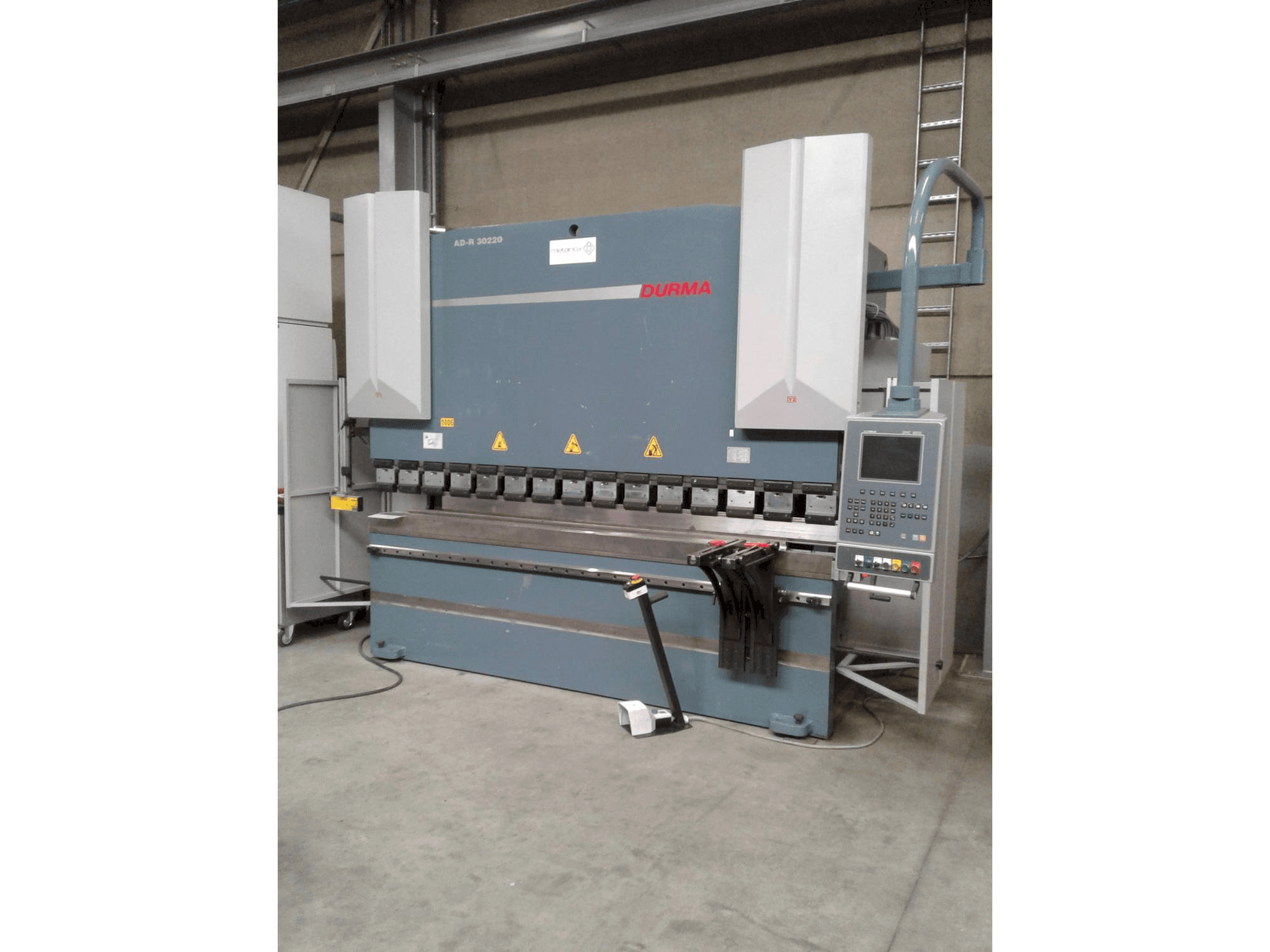Vooraanzicht van Durma AD-R 30220 machine
