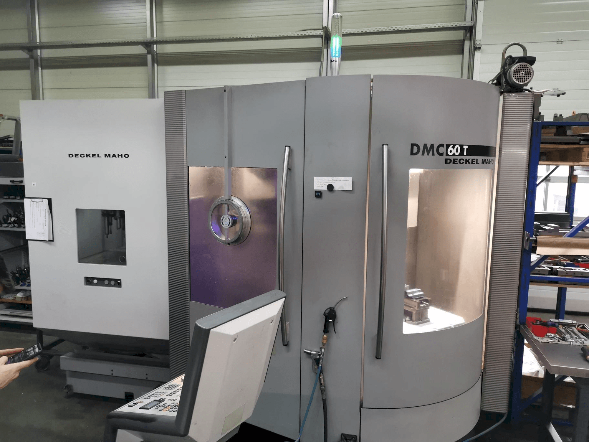 Vooraanzicht van DECKEL MAHO DMC 60T machine