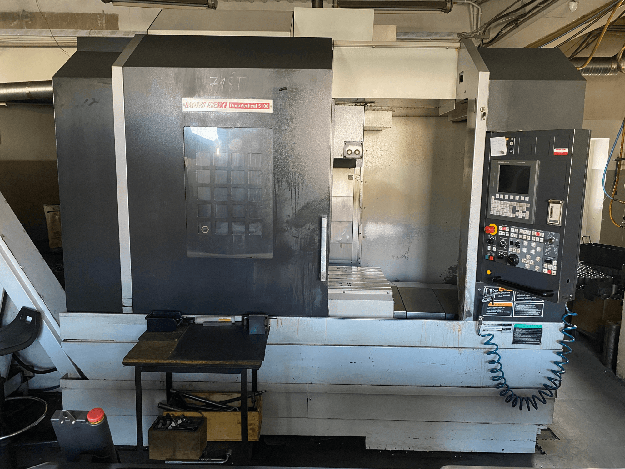 De MORI SEIKI DuraVertical 5100 gezien vanaf de voorkant, met het bedieningspaneel, het werkgebied en de machineonderdelen.