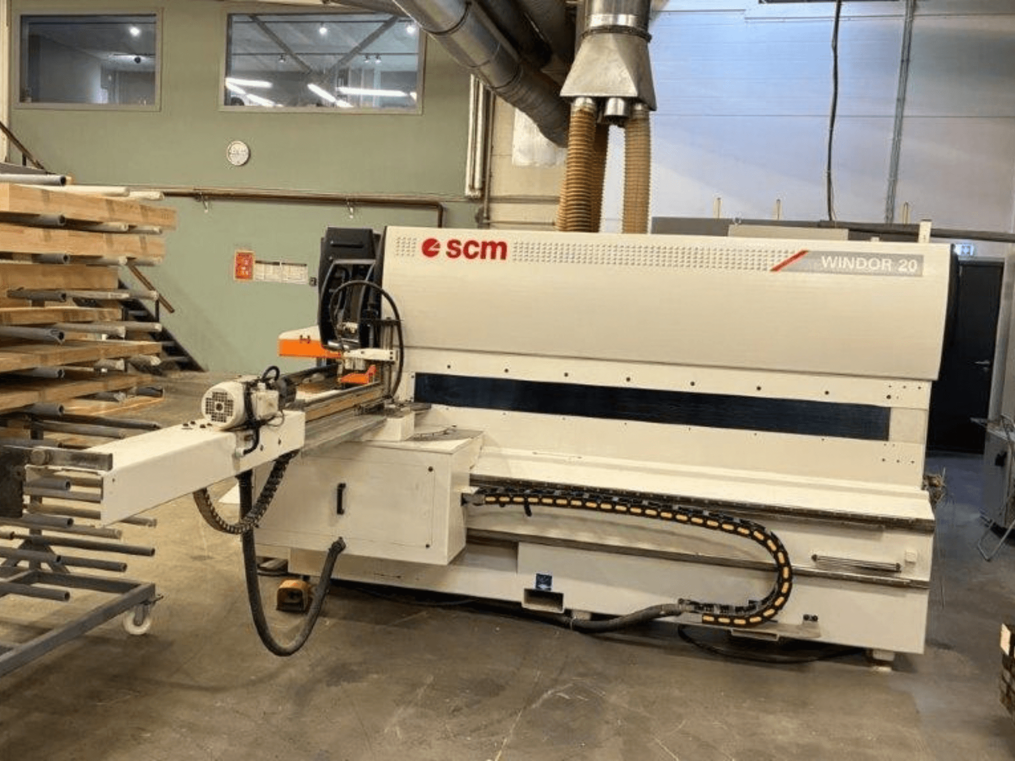 SCM Windor 20 houtbewerkingsmachine in een werkplaats, gezien vanaf de voorkant, met het bedieningspaneel en het invoermechanisme in beeld.