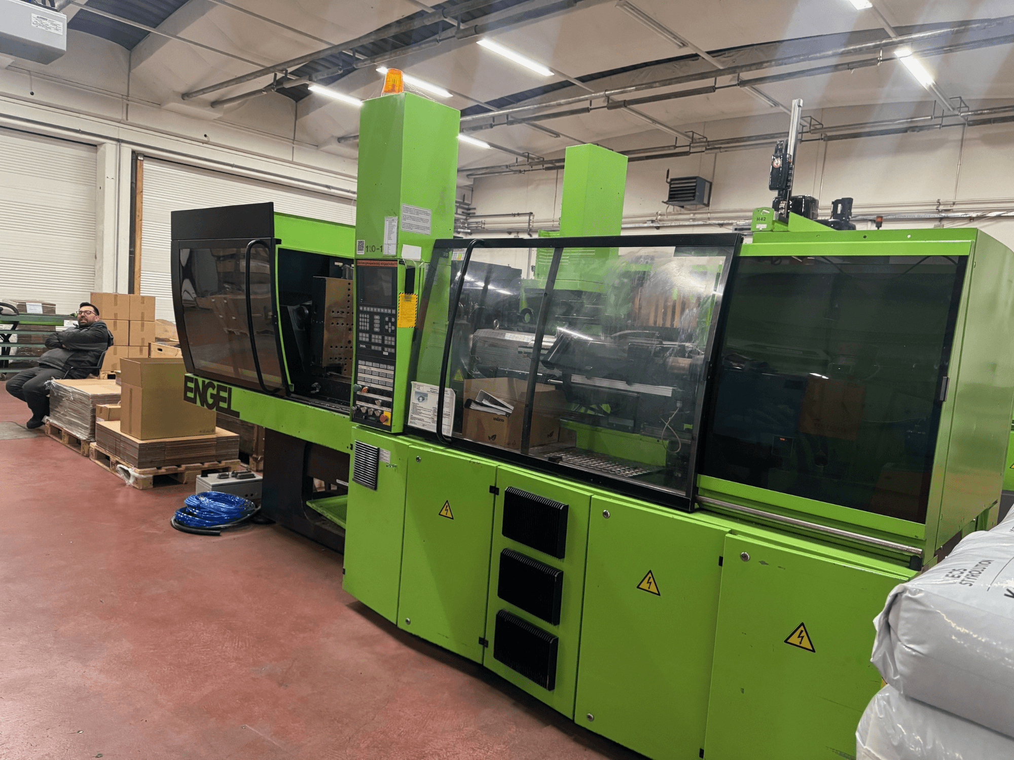 Engel VICTORY 500/120 hydraulische spuitgietmachine, vooraanzicht, groene kleur, met bedieningspaneel en veiligheidsvoorzieningen zichtbaar.
