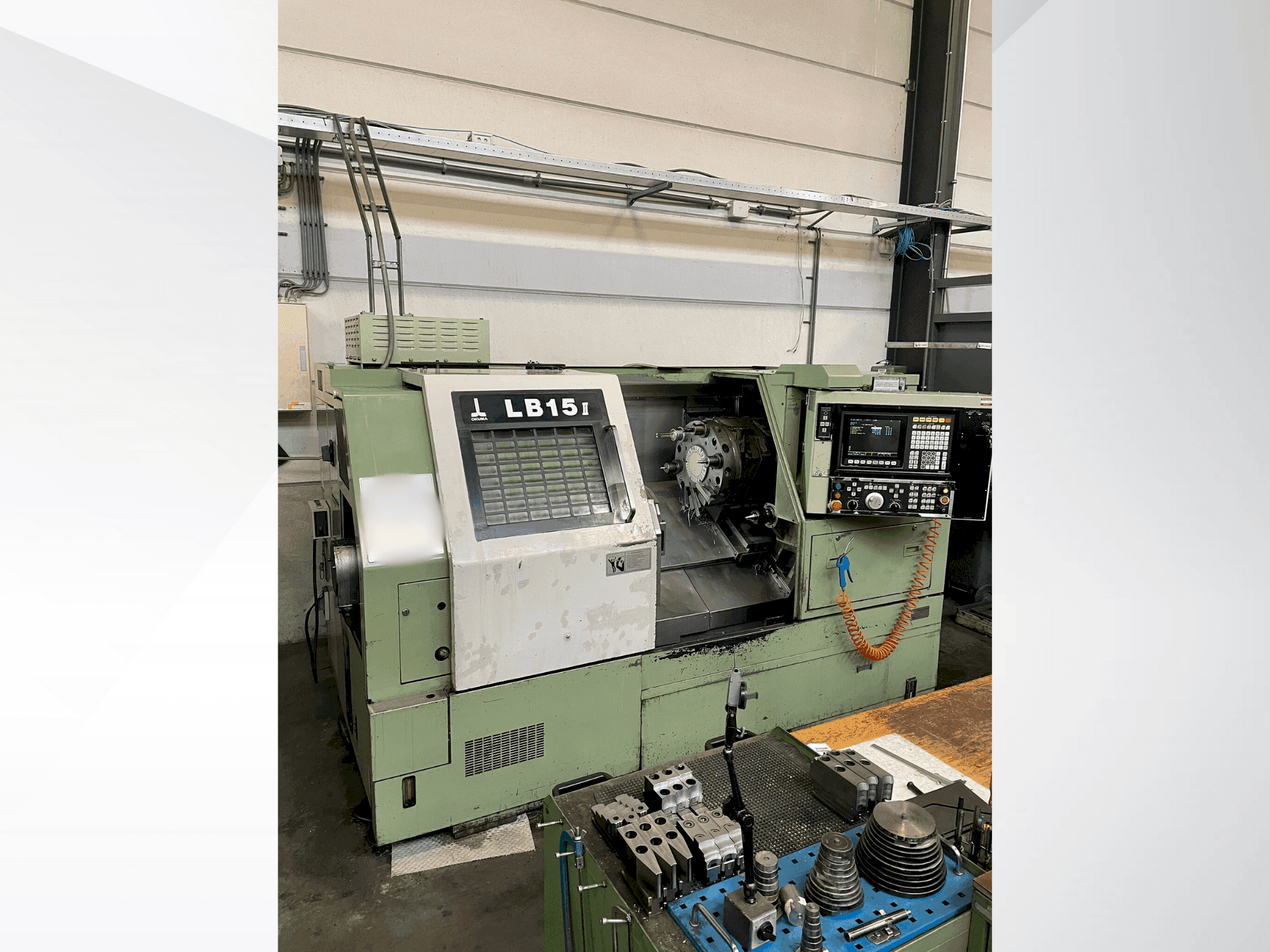 Vooraanzicht van Okuma LB15II machine