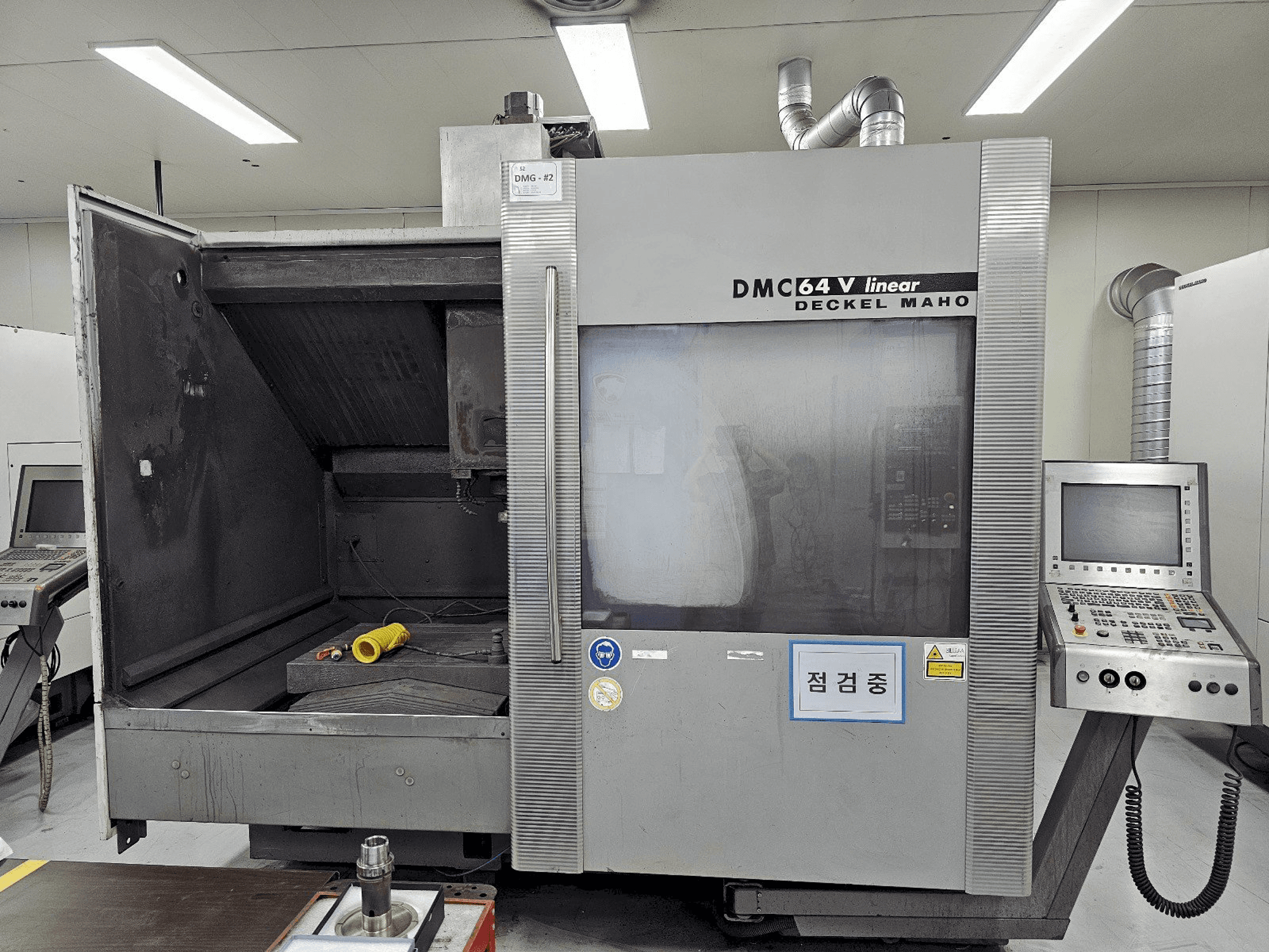 Vooraanzicht van DECKEL MAHO DMC 64V linear machine