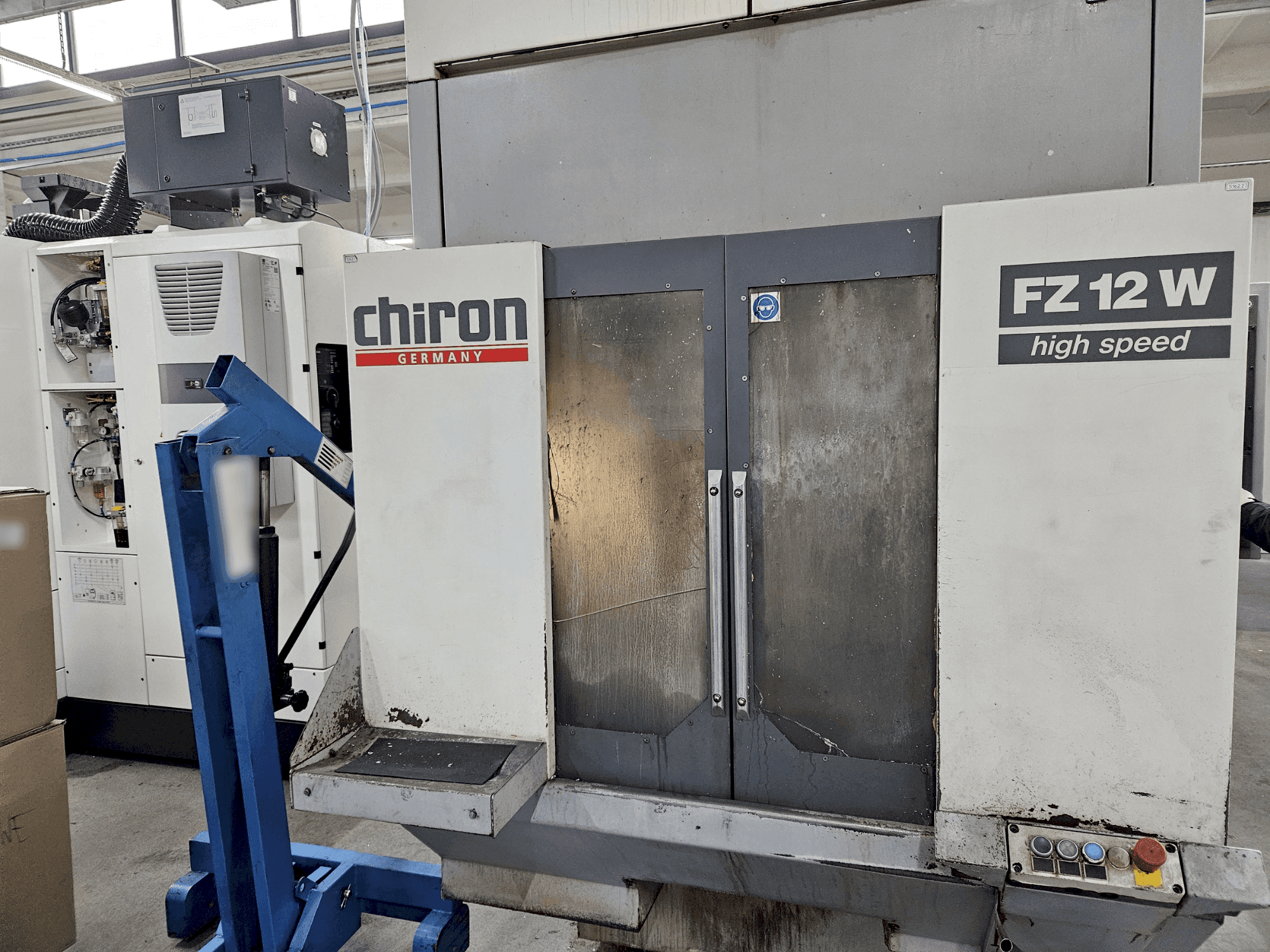 Vooraanzicht van CHIRON FZ12 W machine