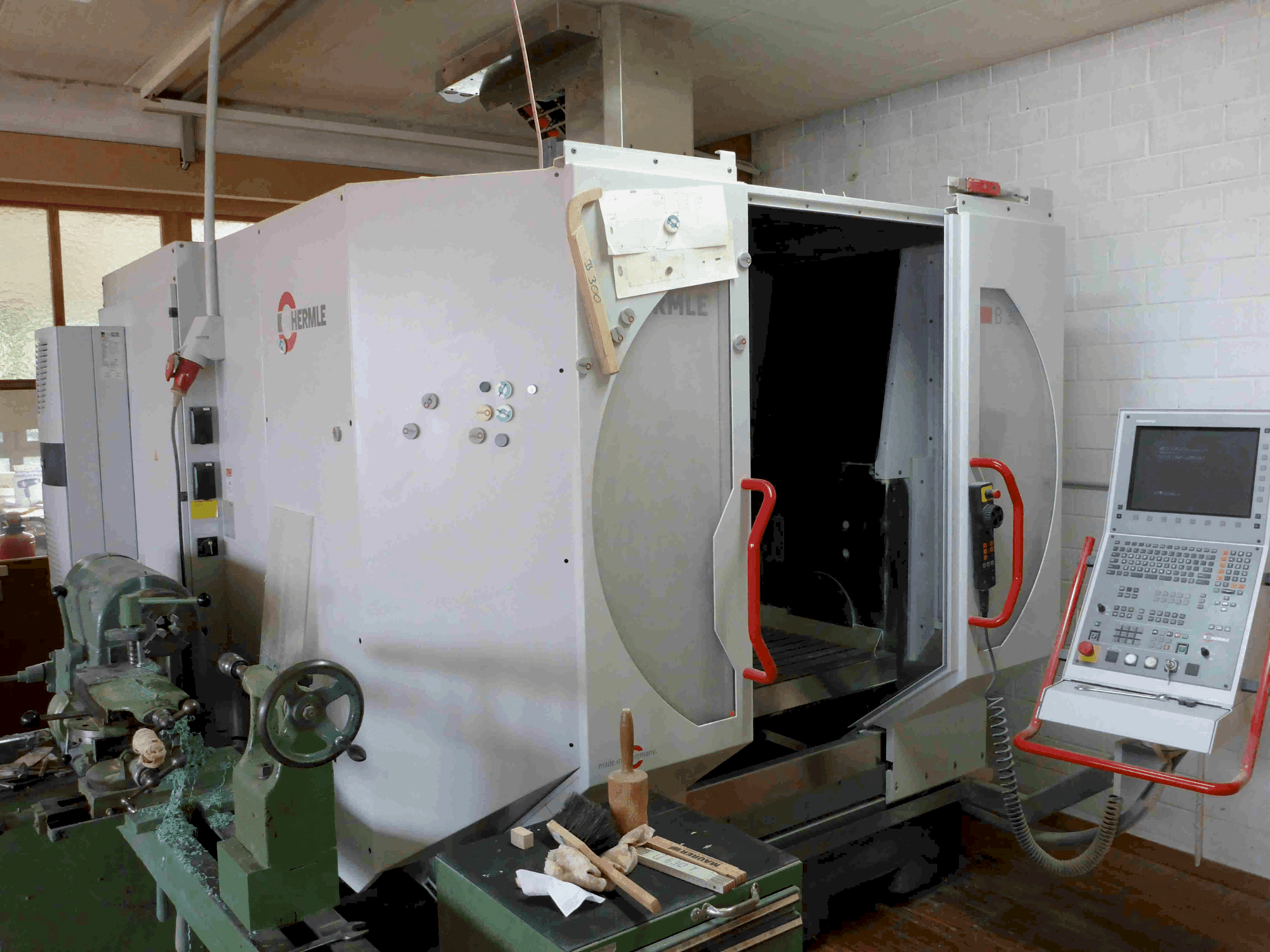 Vooraanzicht van HERMLE B 300 V machine