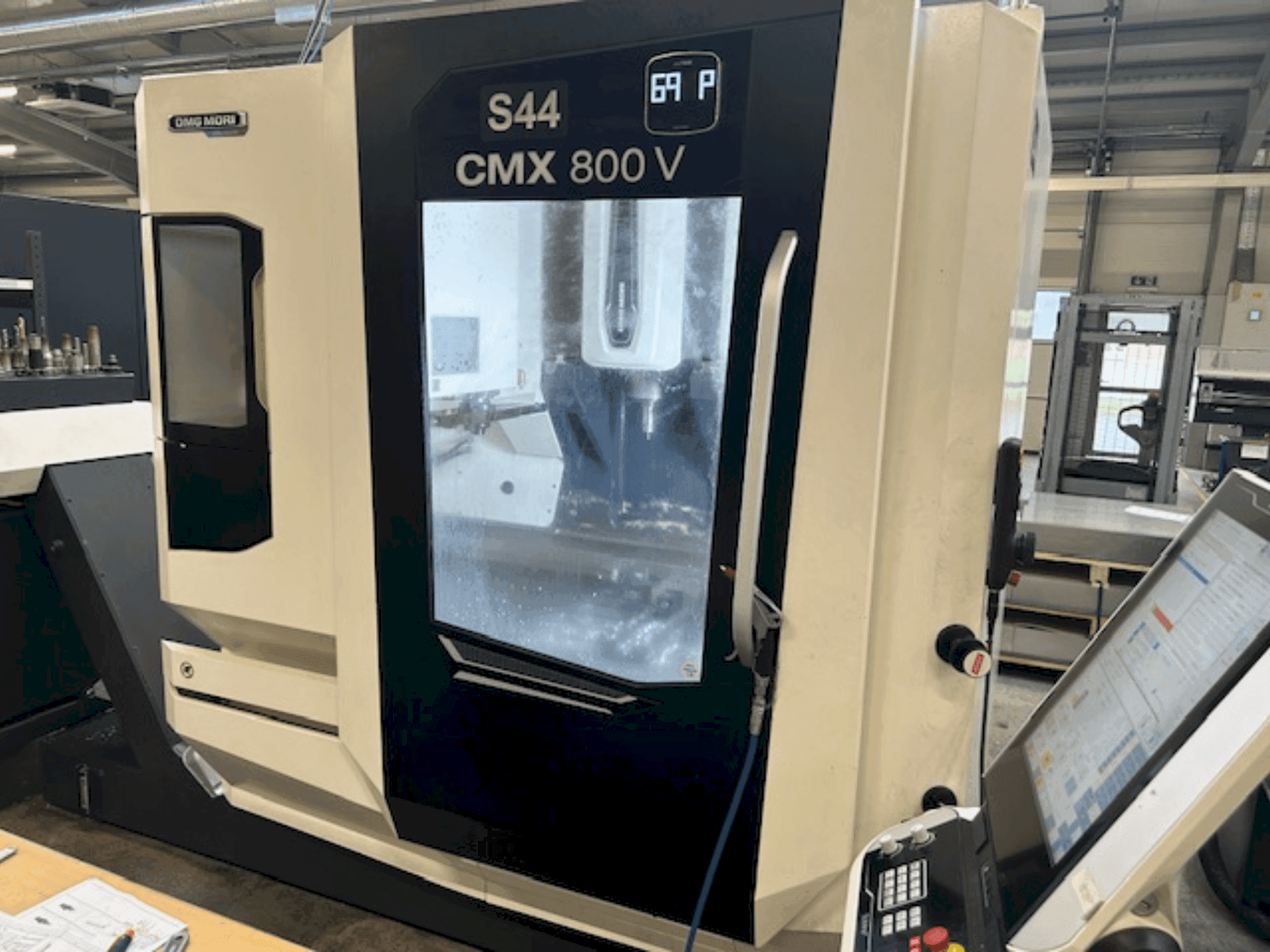Vooraanzicht van DMG MORI CMX 800 V machine