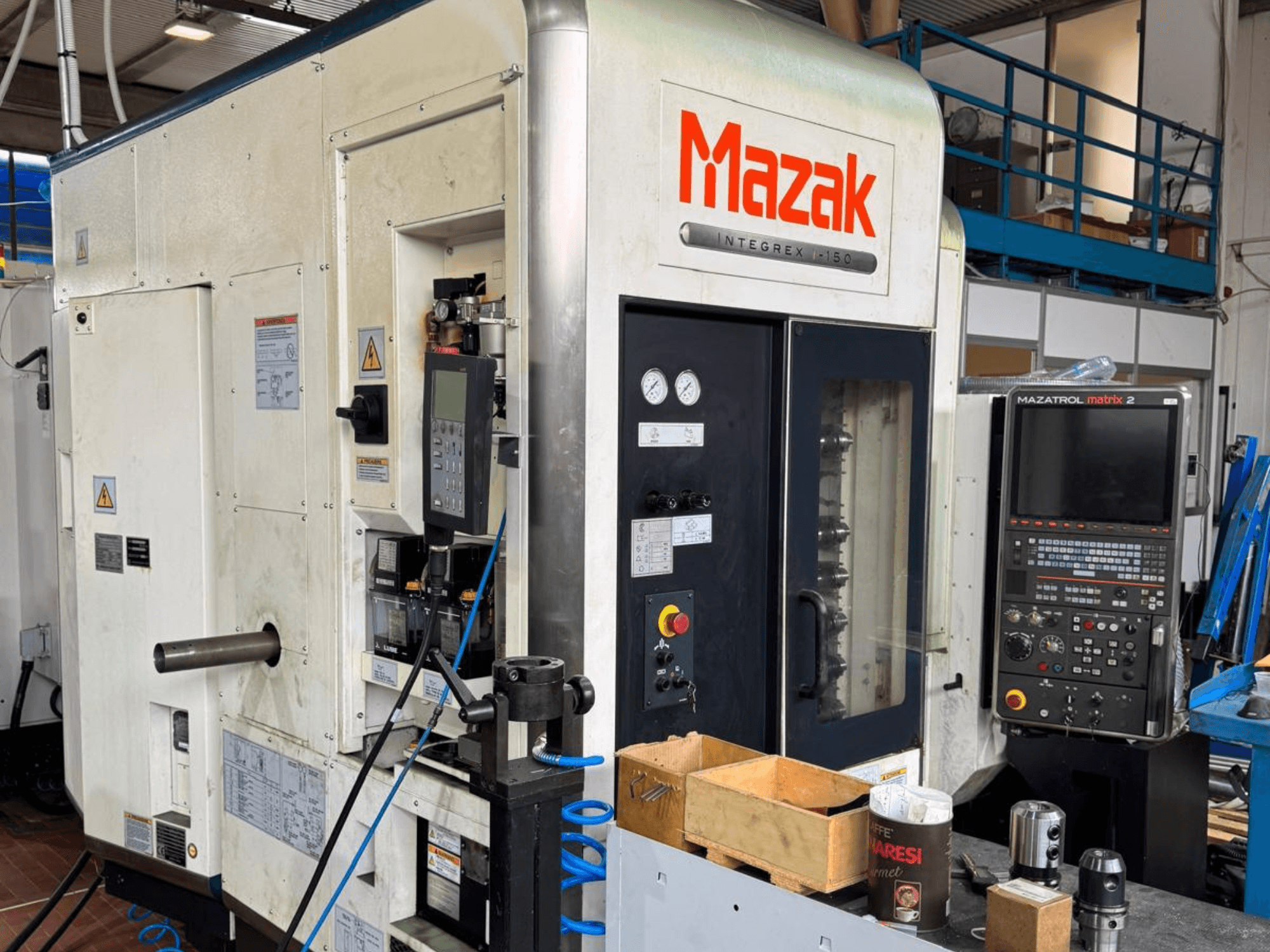 Mazak Integrex I-150 CNC machine, vooraanzicht; heeft bedieningspaneel, gereedschaphouder en operationele meters.