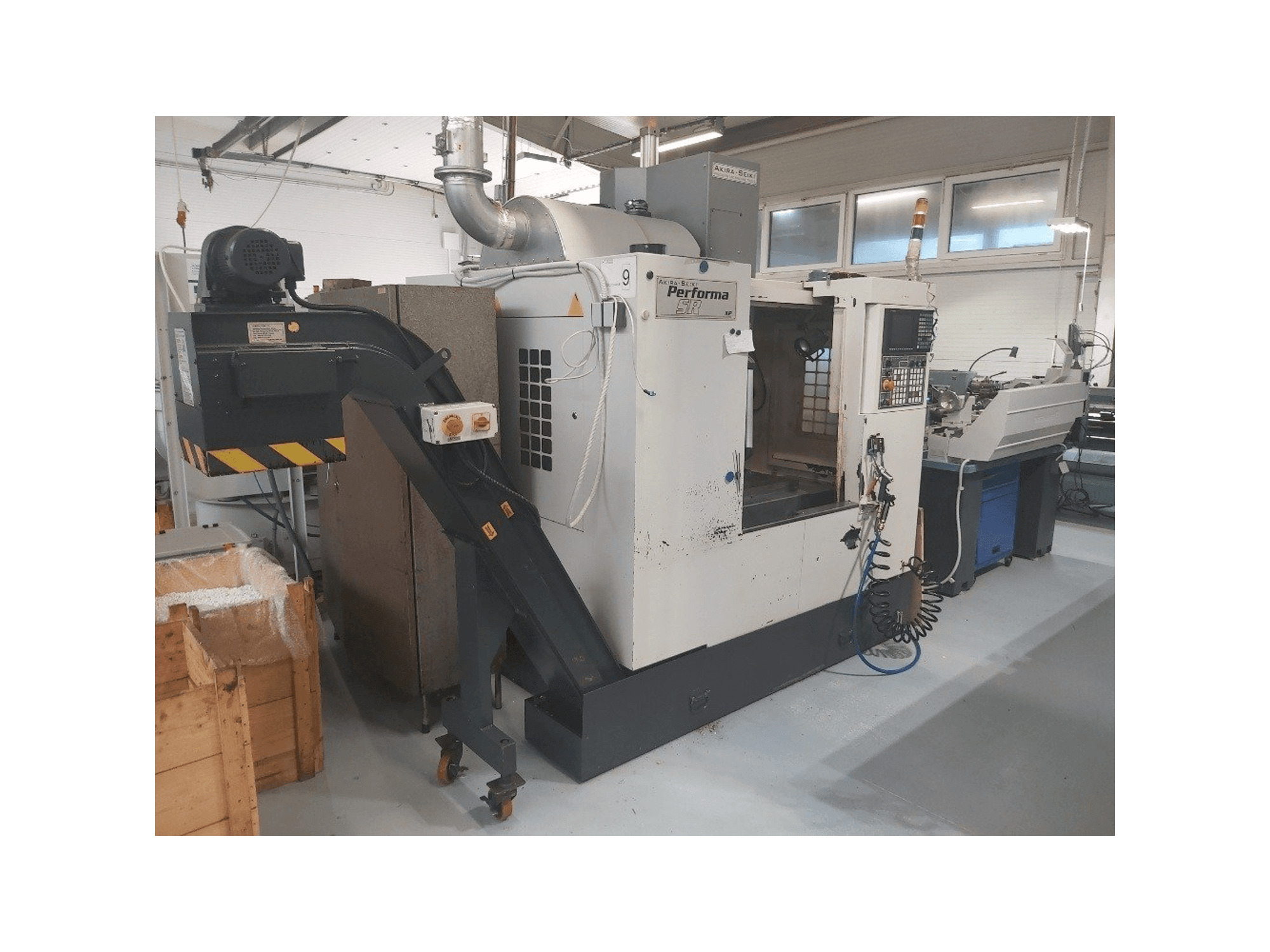 Vooraanzicht van Akira Seiki SR2XP machine