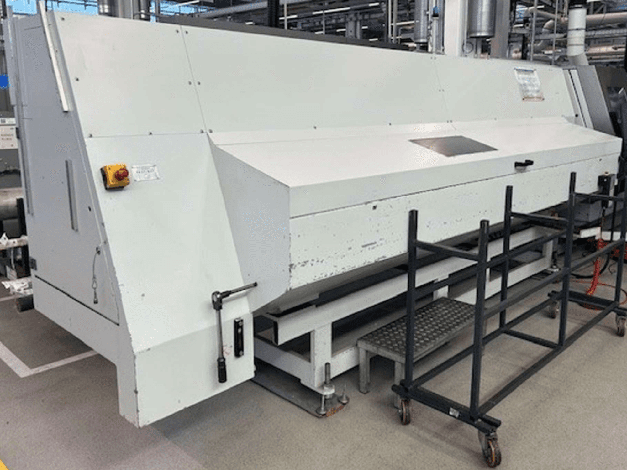 Draaifreescentrum Index G 200 RATIO LINE in zijaanzicht, met een witte behuizing en veiligheidsbediening voor de bediening.