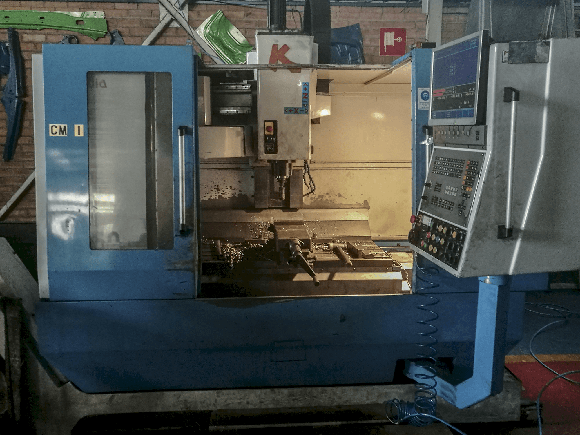 Vooraanzicht van KONDIA B-1050 machine