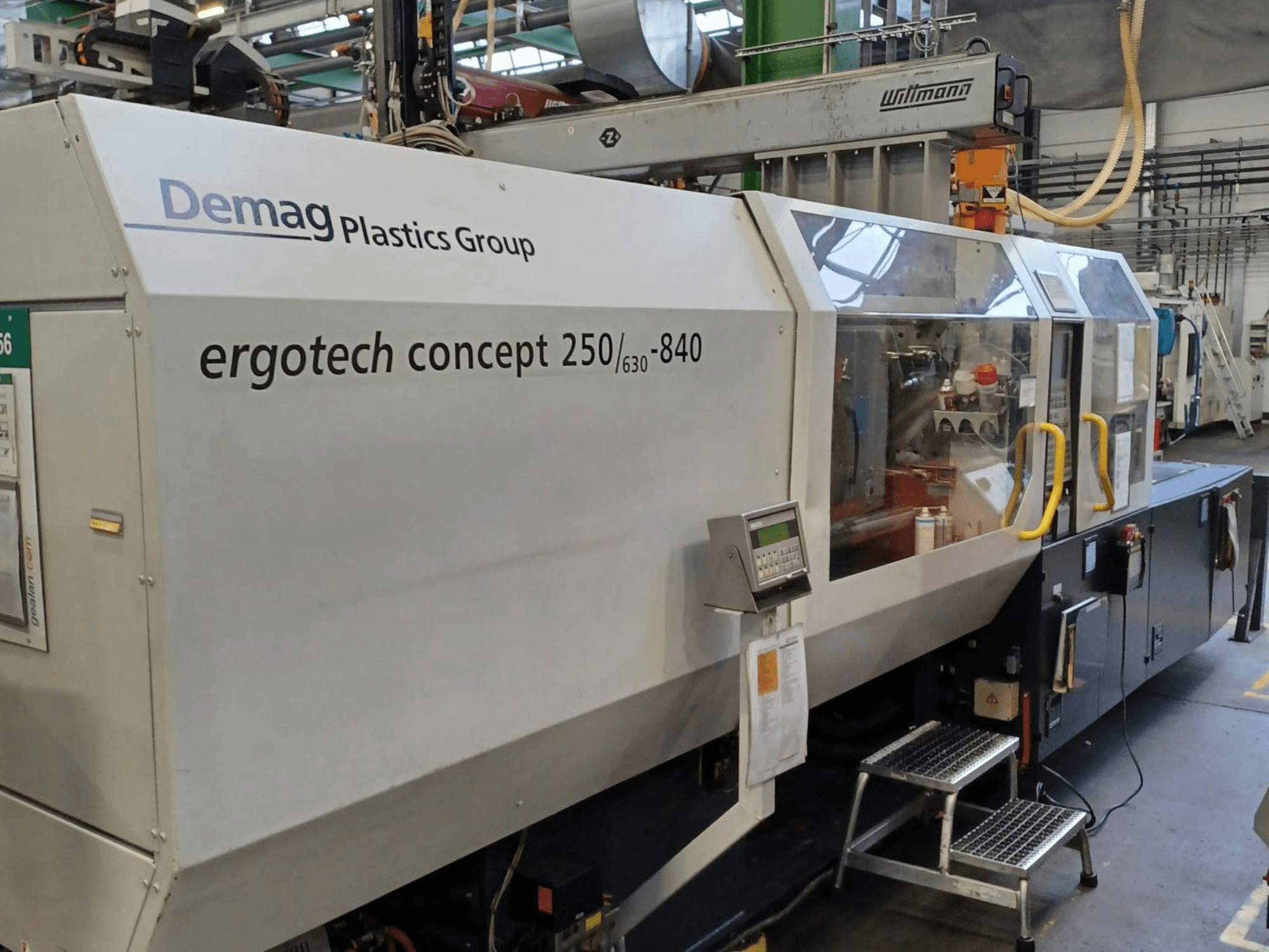 Demag ergotech concept 250/630-840 spuitgietmachine, vooraanzicht, met digitale bedieningselementen en duidelijke veiligheidskappen.